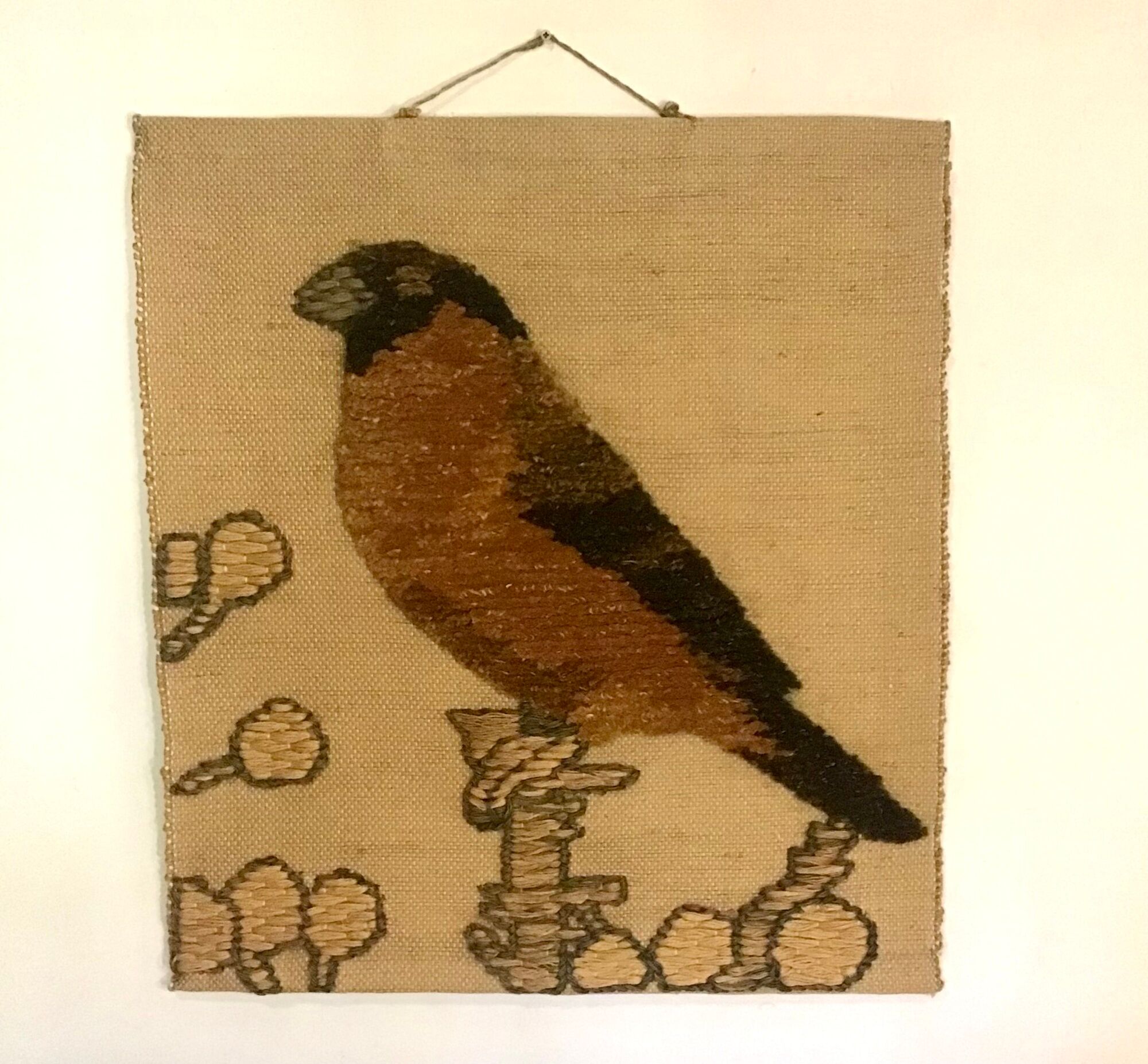 Hanging birds in natural fiber and wool