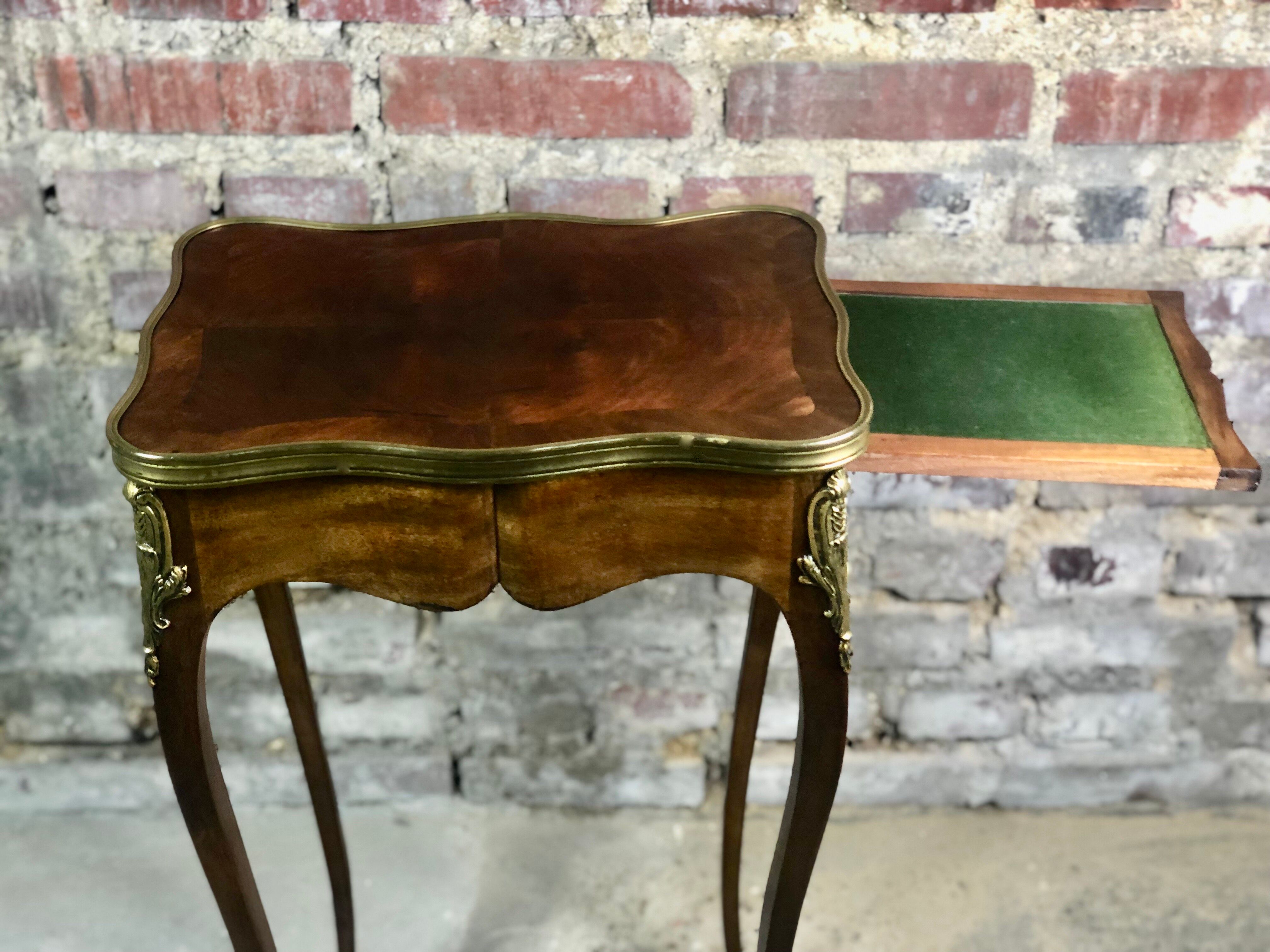 Side table Louis XV style curved in blond mahogany decorated bronze