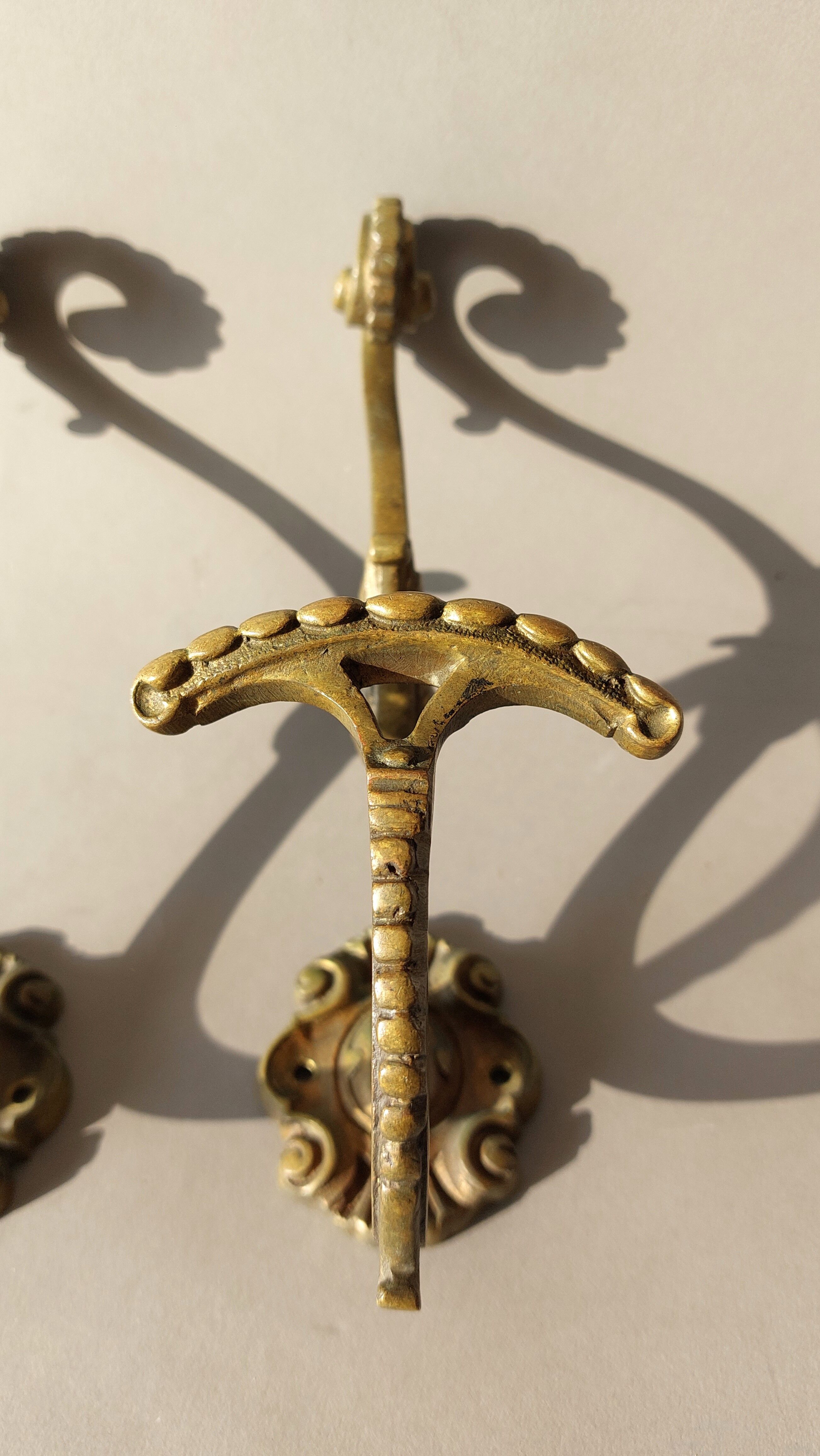 Paire de patères en bronze doré de style Louis XVI, XIXéme siècle.