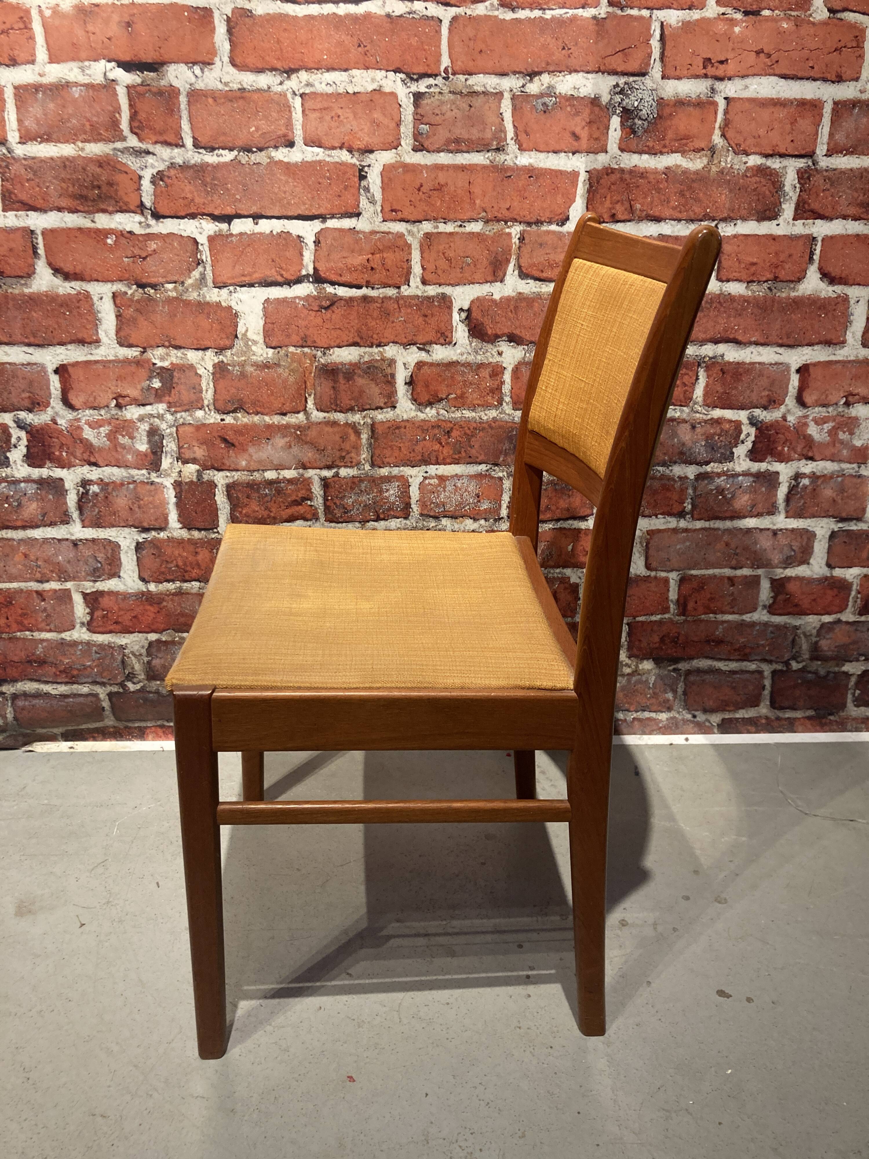 Set of 6 wooden chairs