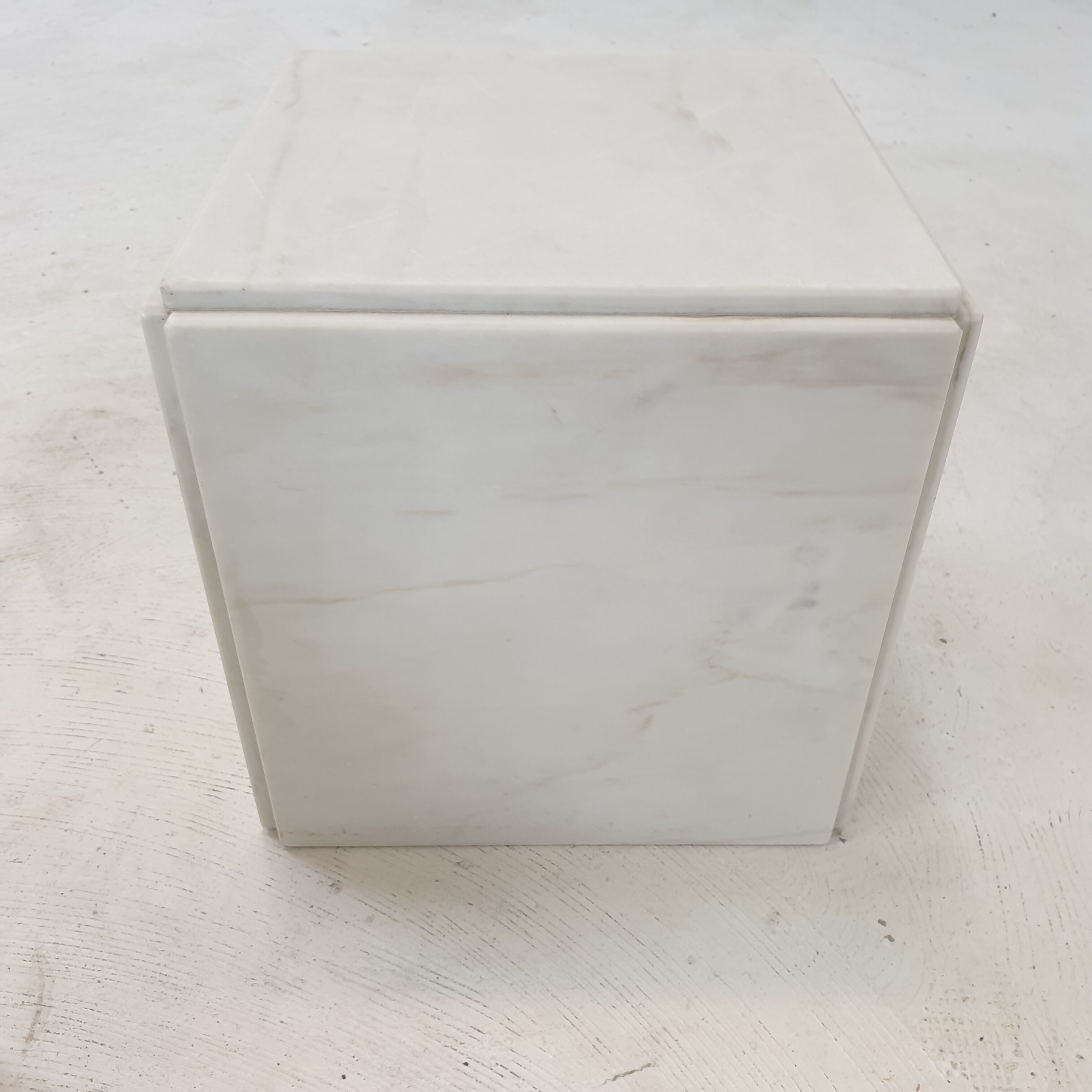 Set of 2 italian marble pedestals or side tables, 1980's