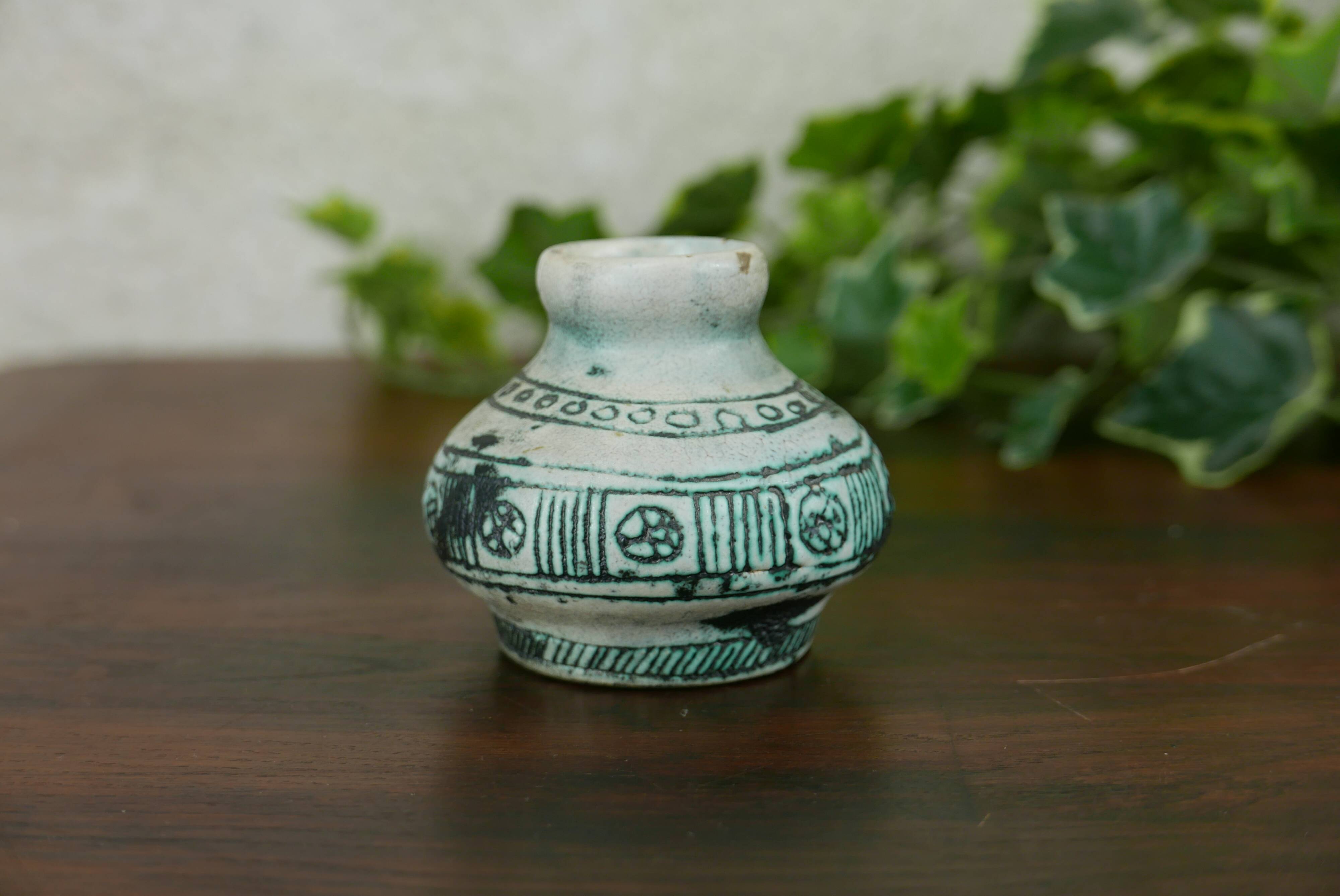 Petit vase signé Jacques Blin.