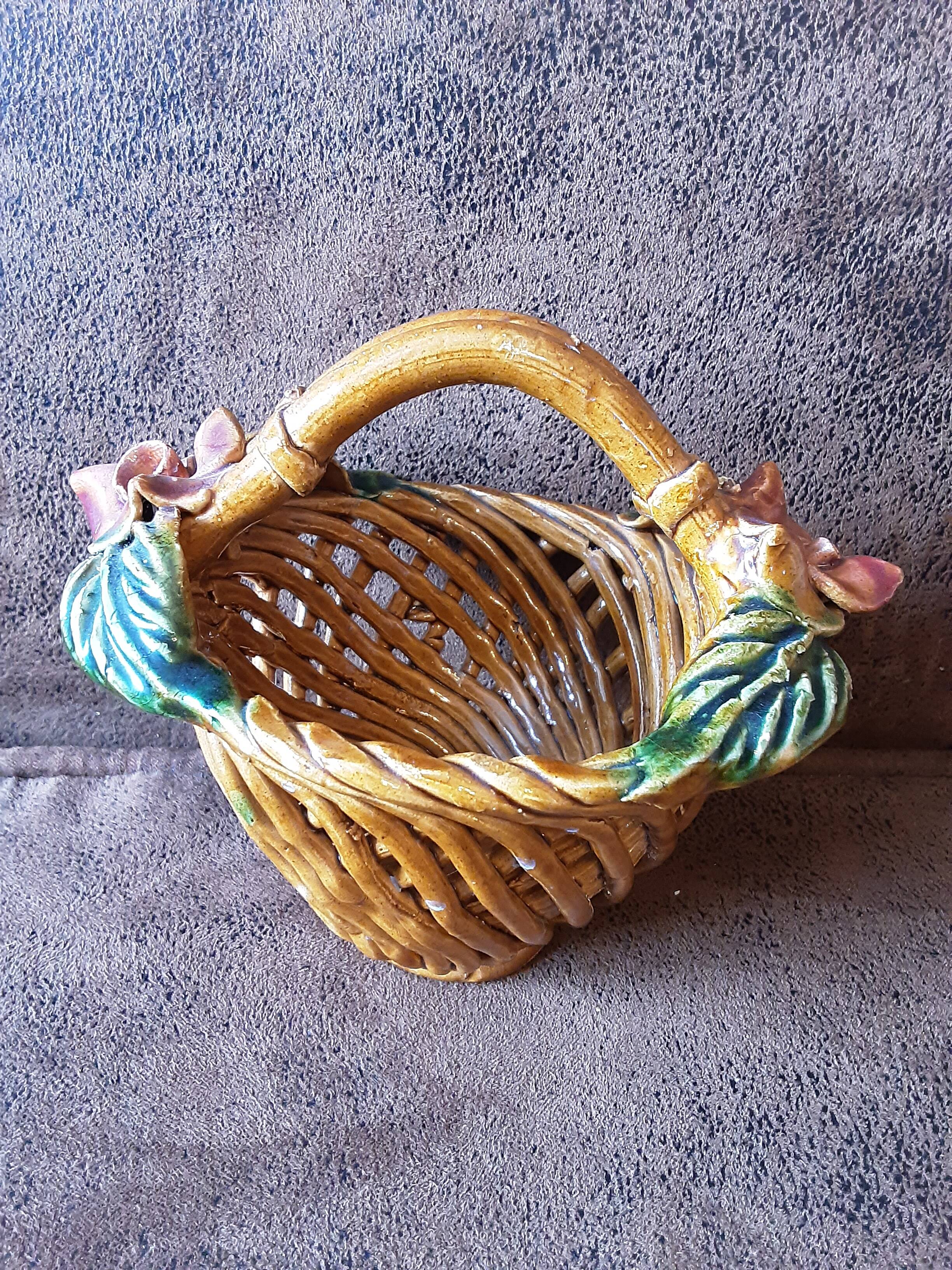Small barbotine basket