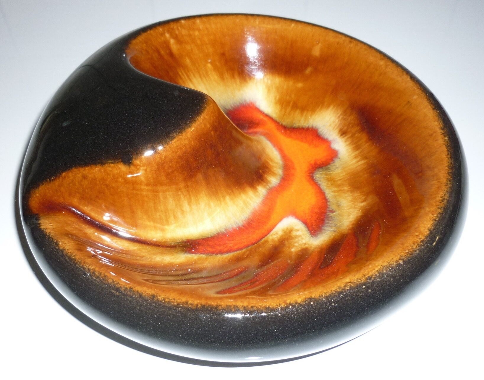 Empty round pocket Ø 20 cm black, red and yellow Vallauris style