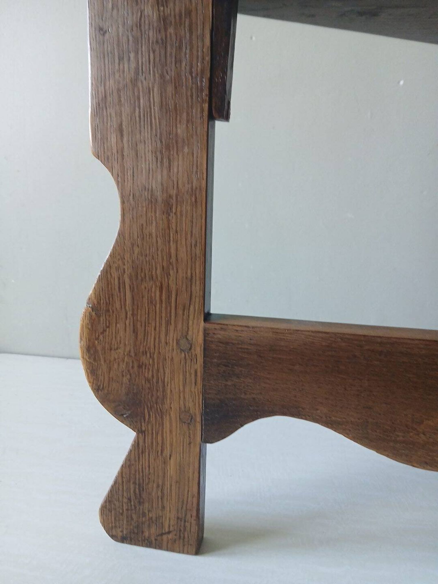 Brutalist coffee table from the 1950s – Solid oak – Handmade assembly