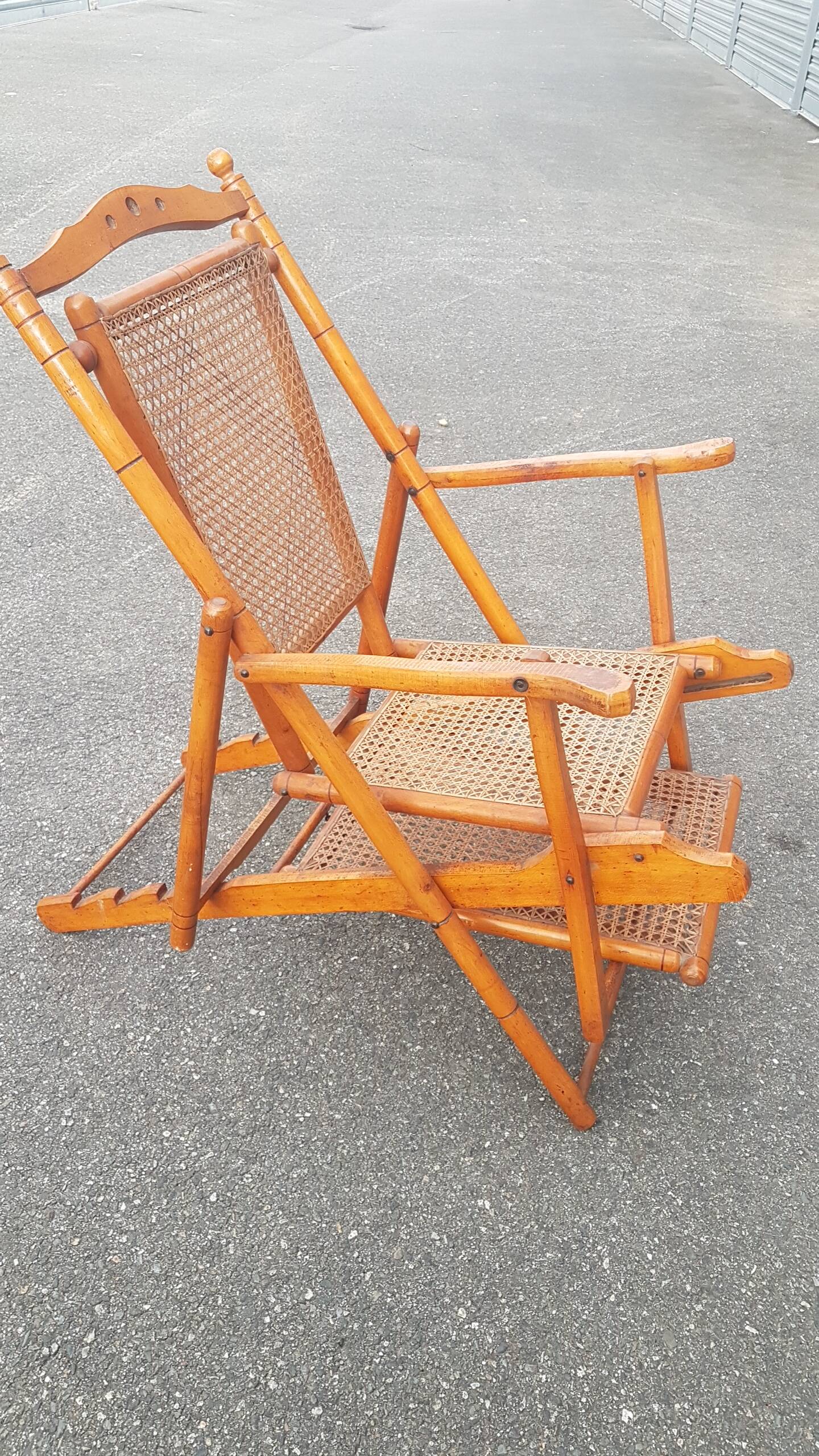 Folding chaise longue 1900 in beech