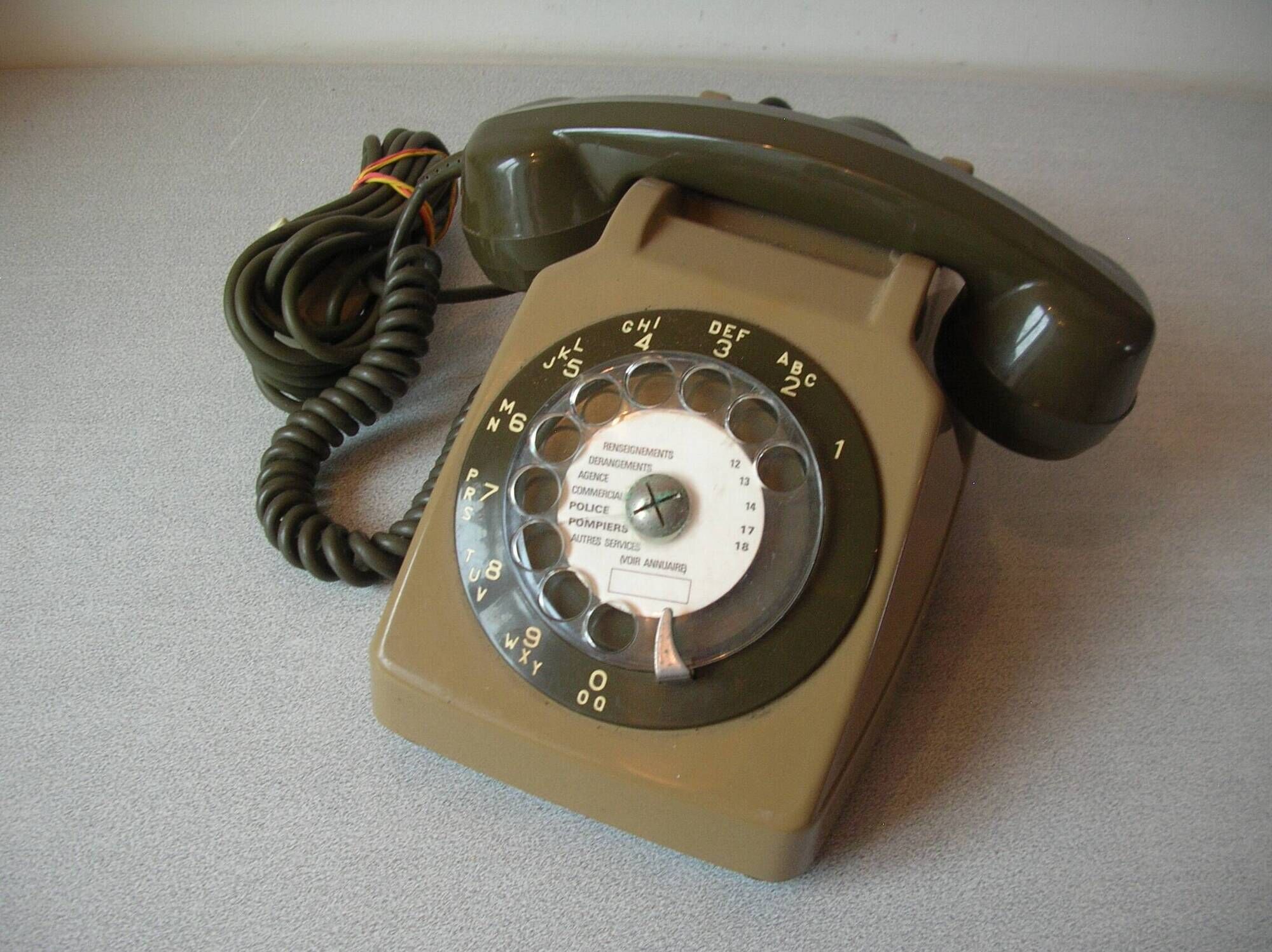 Ancien téléphone fixe à cadran SO.CO.TEL S63 couleur vert olive déco vintage