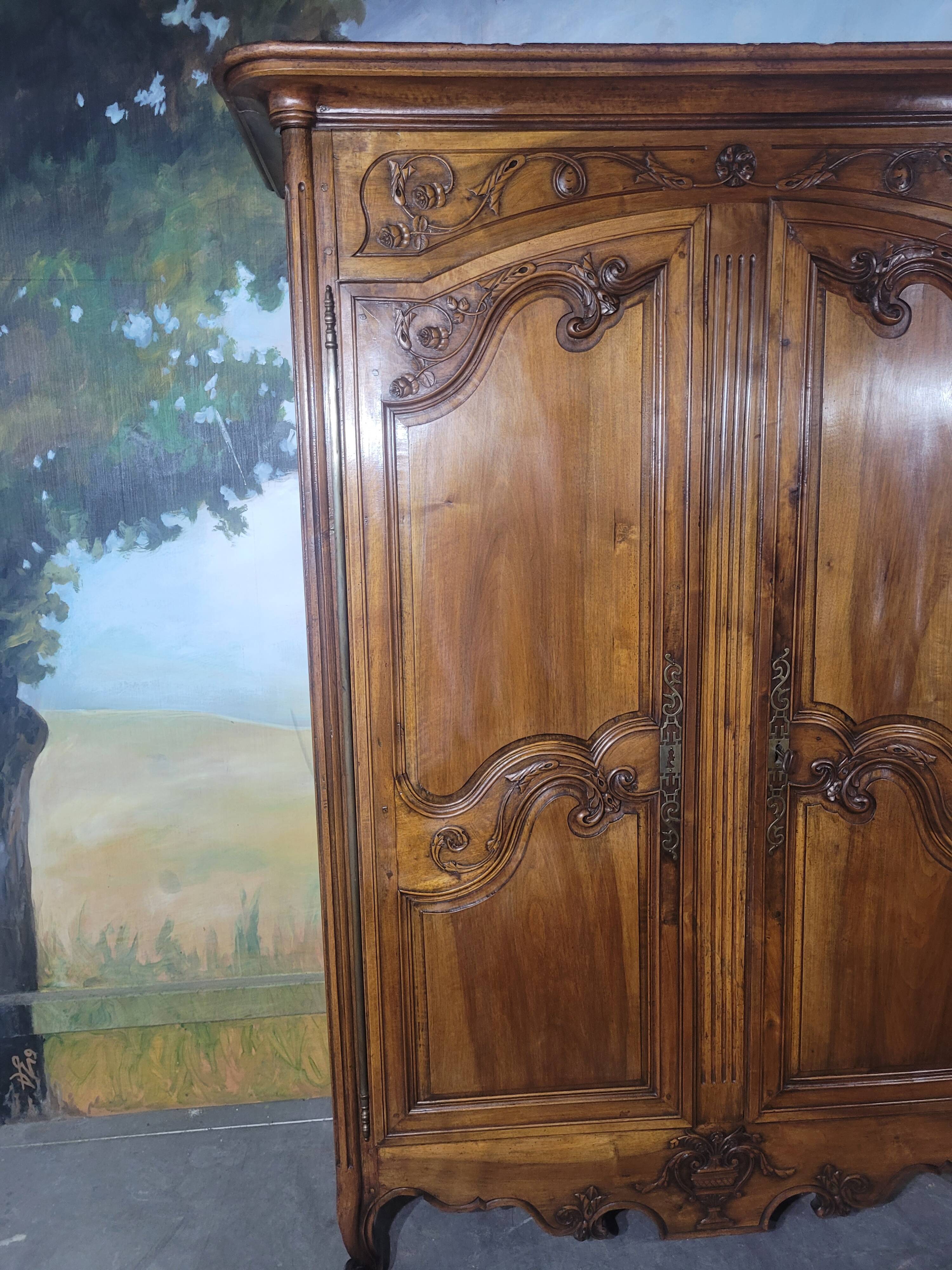 Low walnut cabinet from the late 18th century