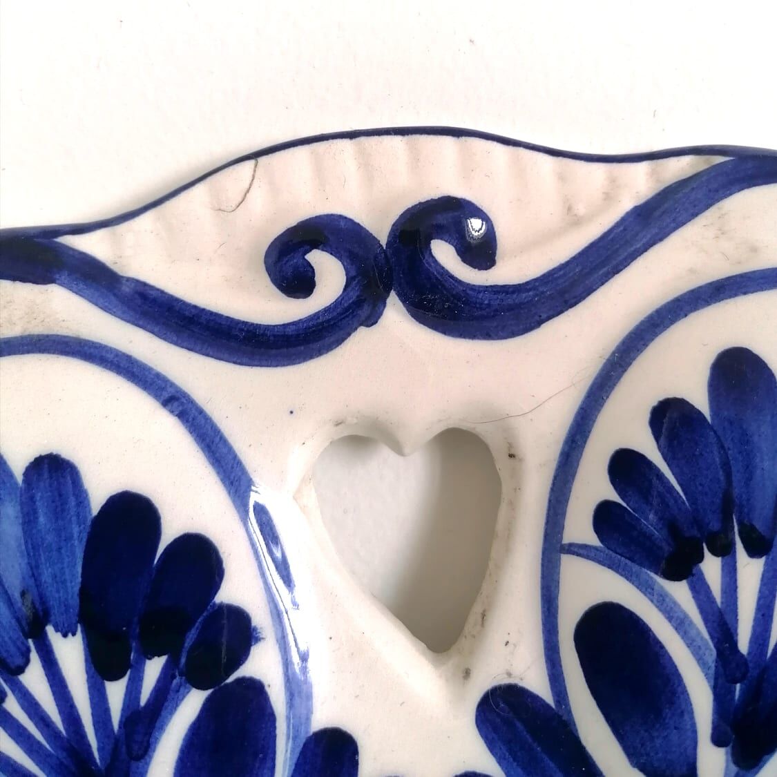 Openwork ceramic dish Deruta style