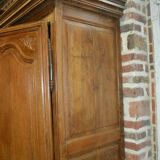 Armoire en chêne moulurée