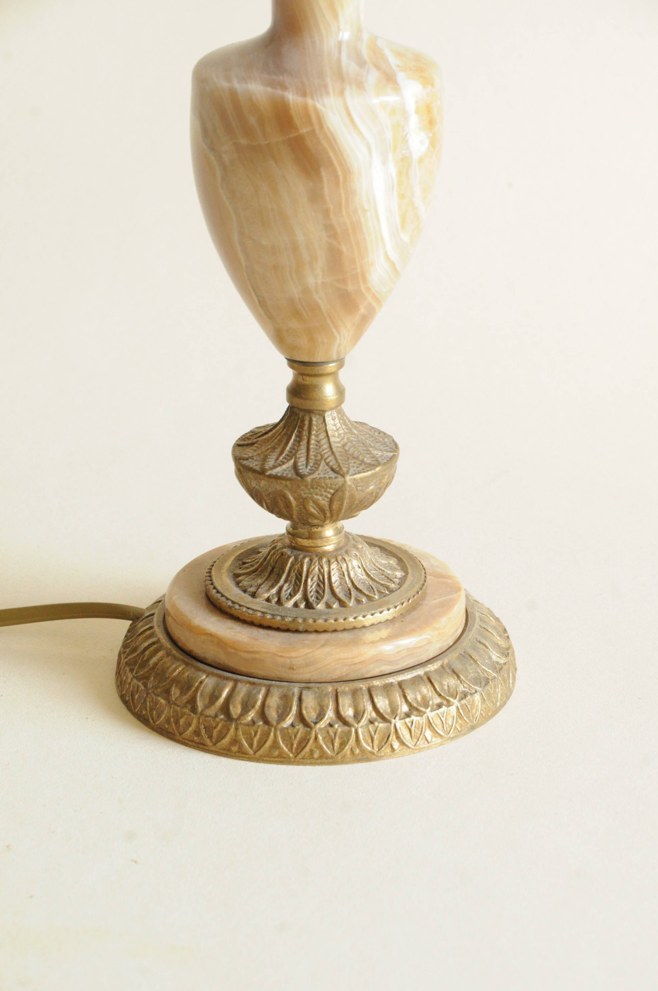Lampe de table vintage en onyx et laiton avec abat-jour, style néoclassique
