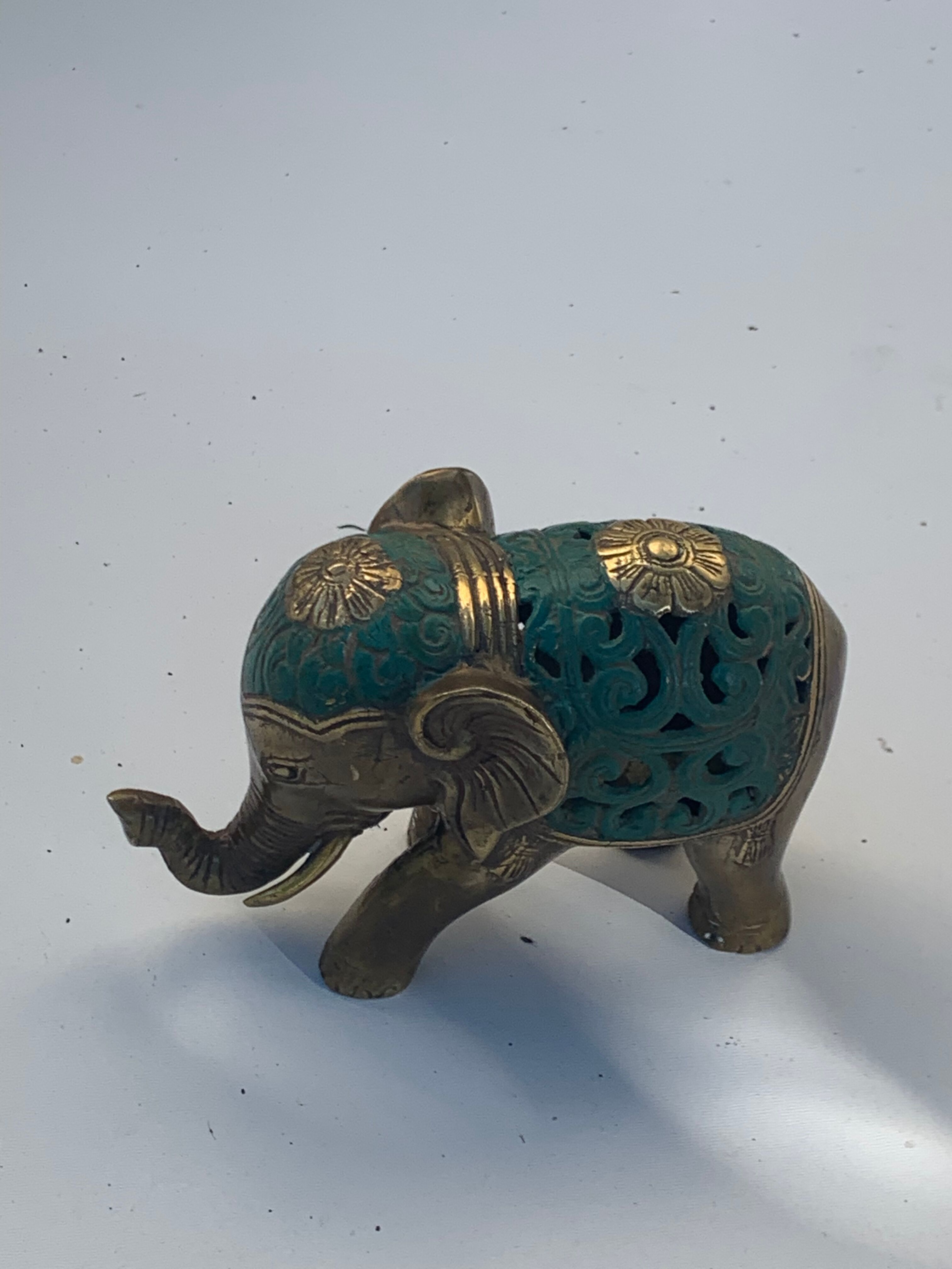 Éléphant en laiton doré et patine verte vintage