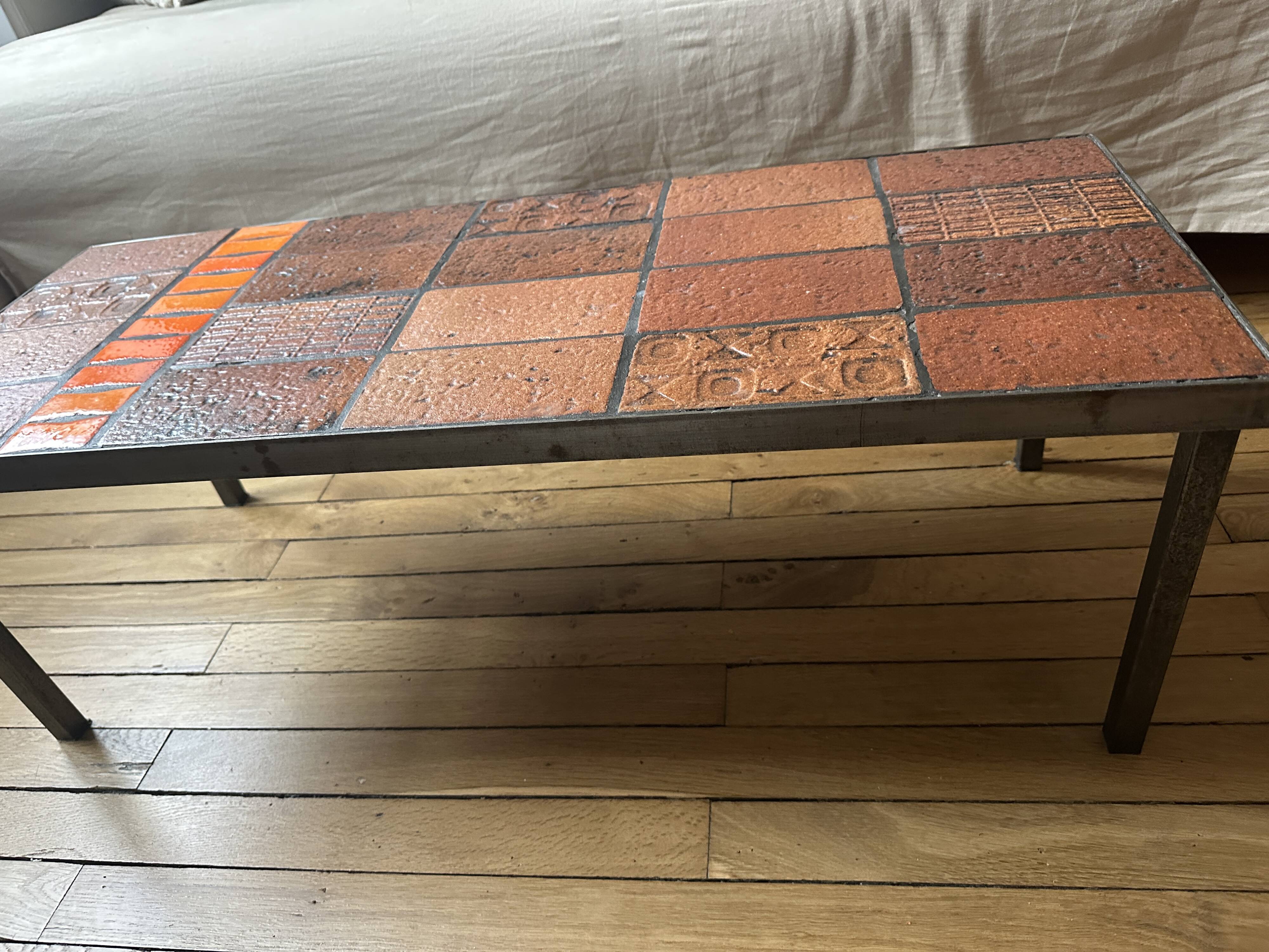 Table basse rectangulaire vintage de Jean Jaffeux en acier et céramique