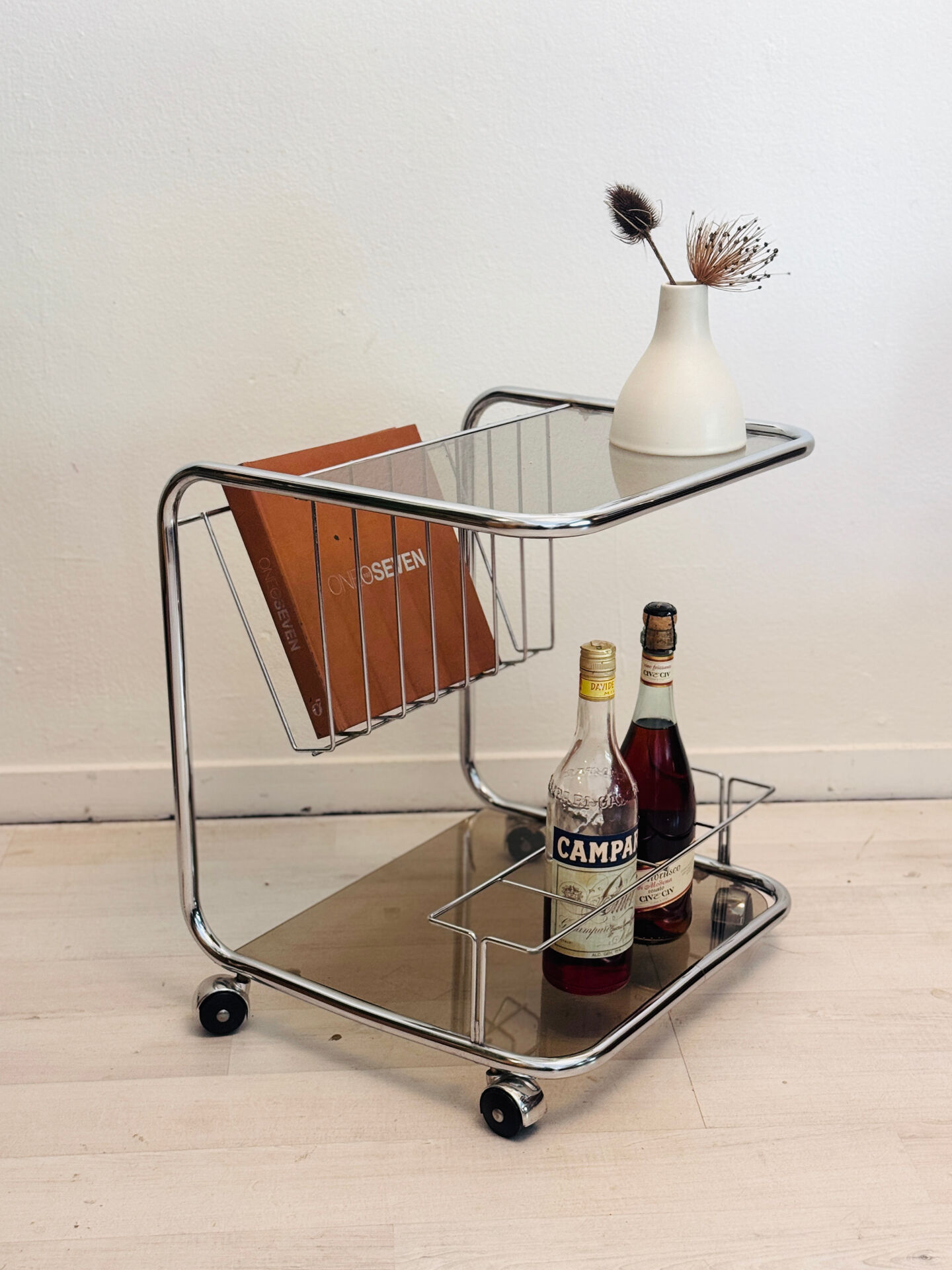 Chariot de bar vintage en cadre de tube chromé avec verre fumé des années 70
