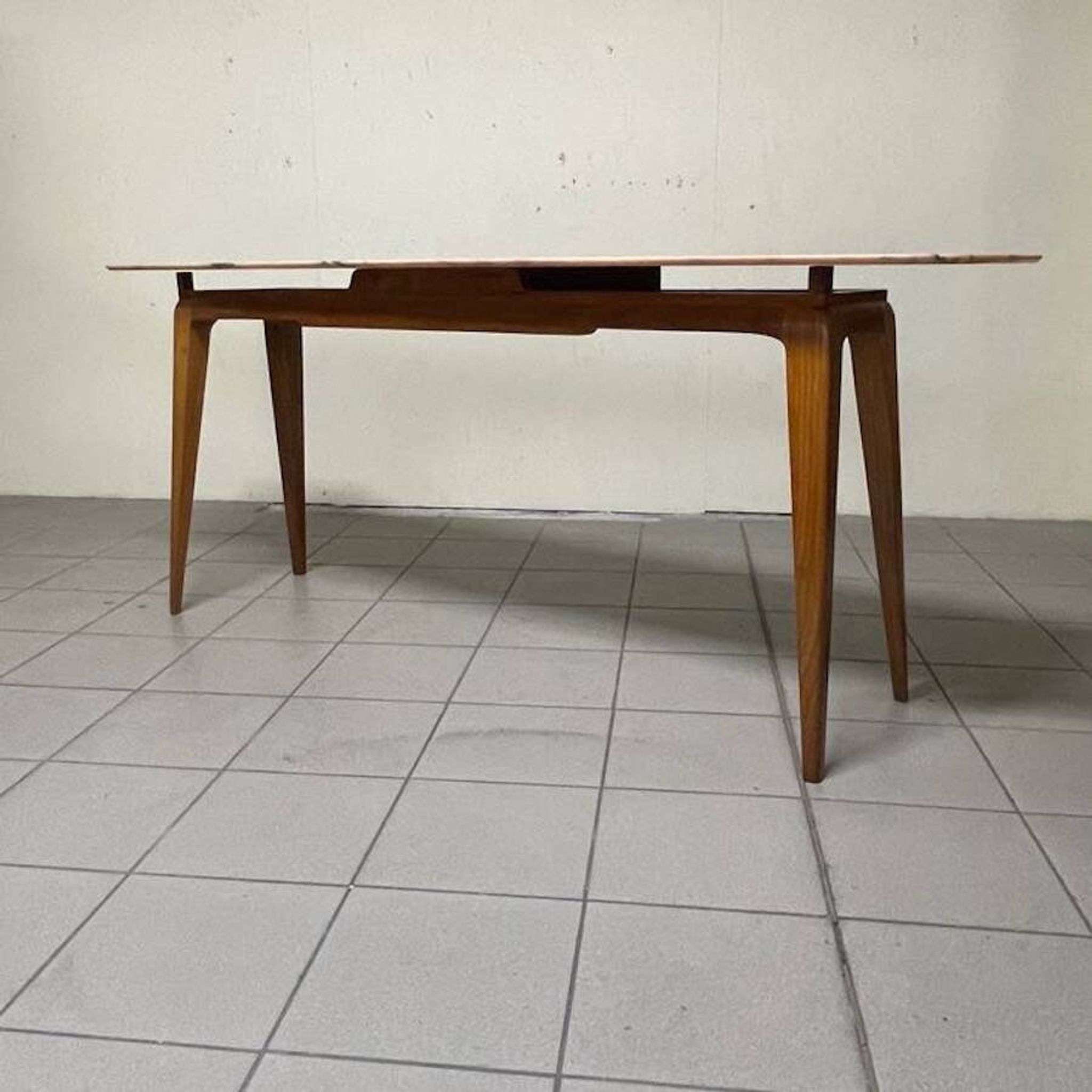 Console from the 1950s with a pink marble top and a cherry wood frame.