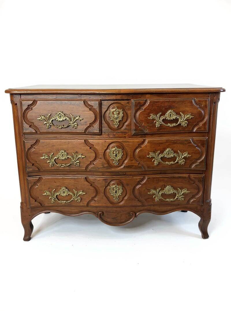 Important Parisian chest of drawers in walnut dating from the 18th century, opening with 5 drawers.