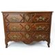 Important Parisian chest of drawers in walnut dating from the 18th century, opening with 5 drawers.