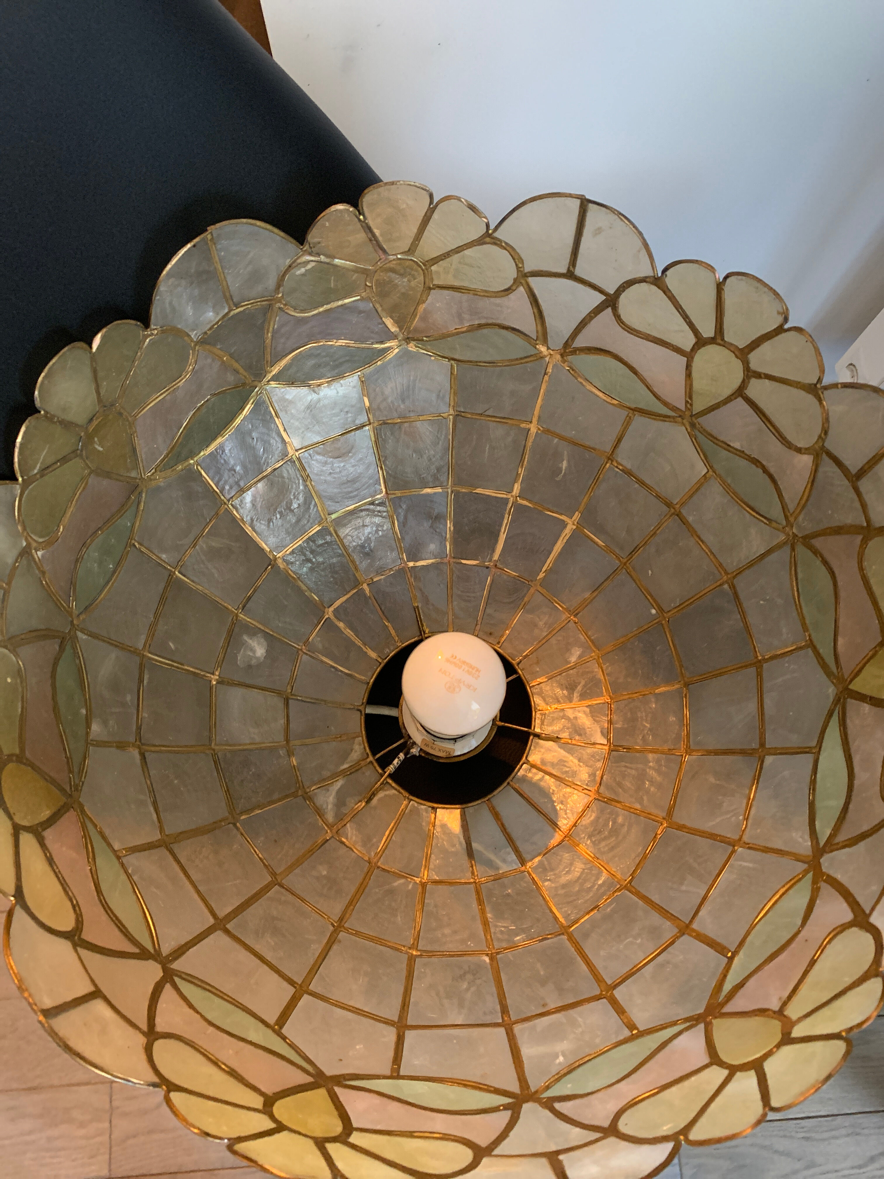 Mother-of-pearl and brass suspension