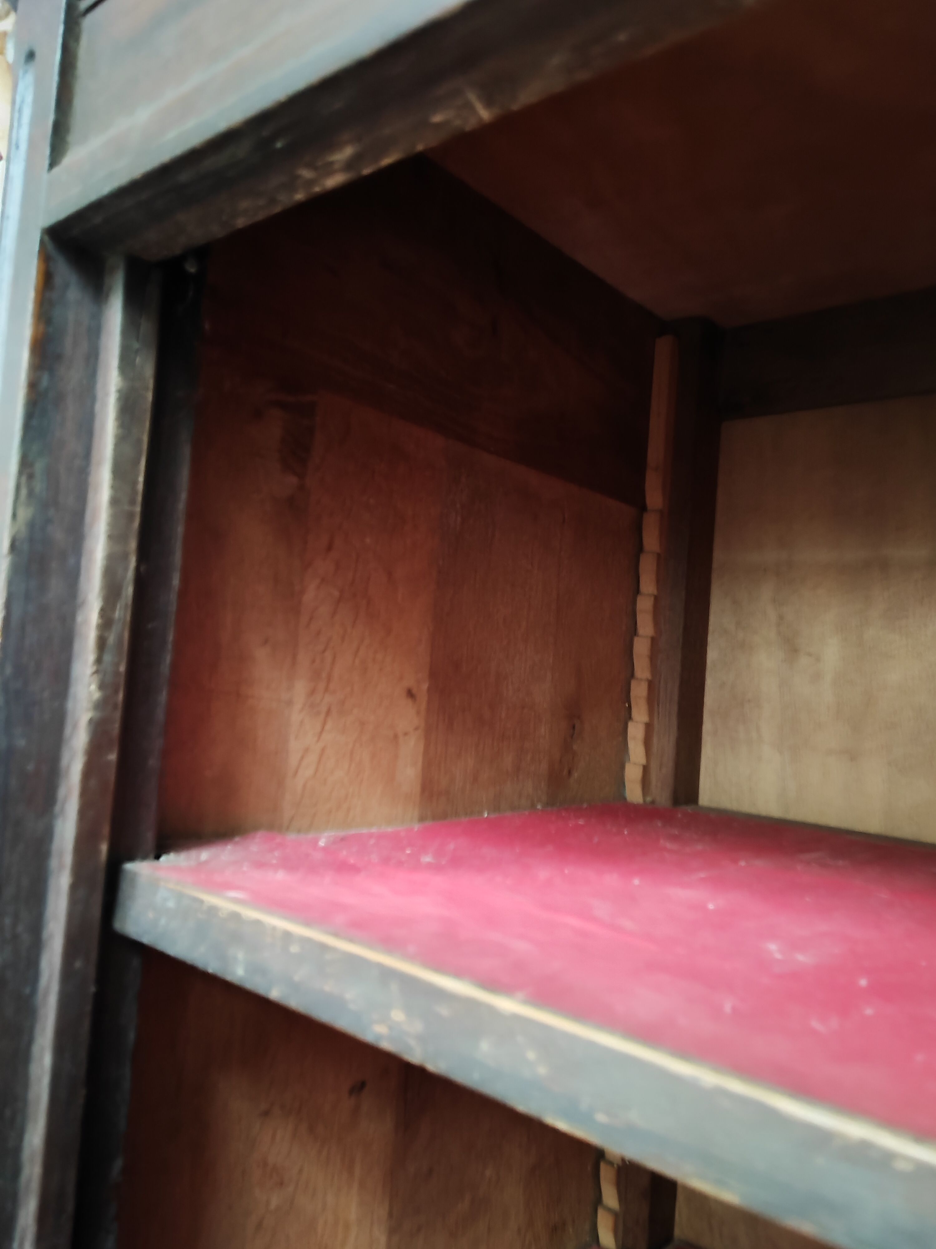 Bonnetière man standing cabinet a door