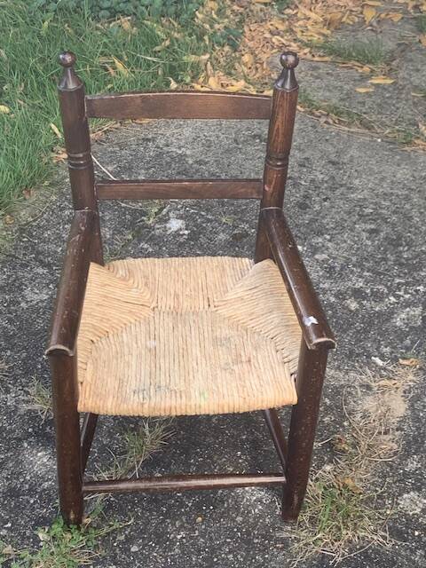 Small wooden and vintage straw children's chair Varnished wood and woven straw