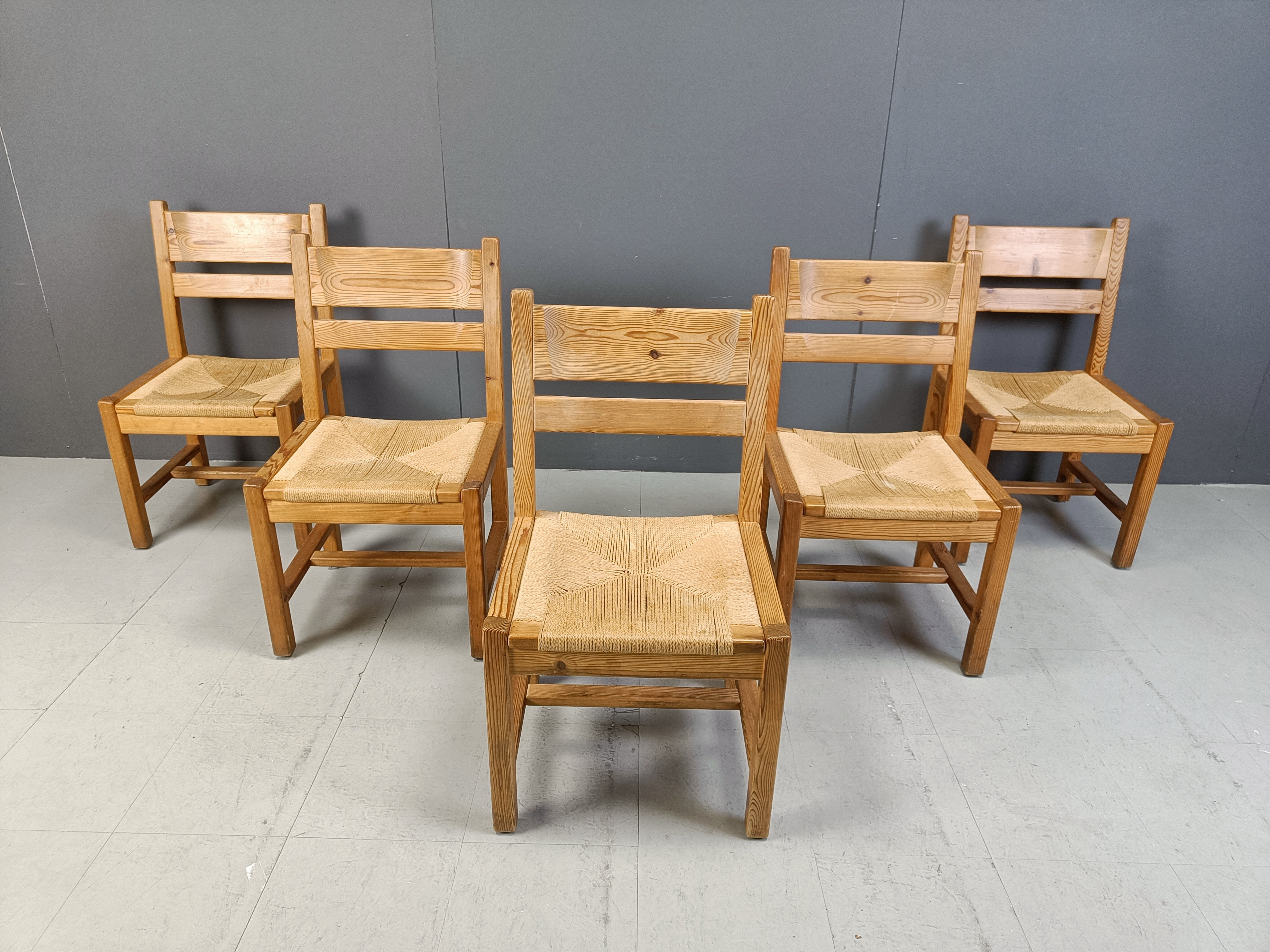 Ensemble de 5 chaises en bois de pin par GM Mobler, années 1960.