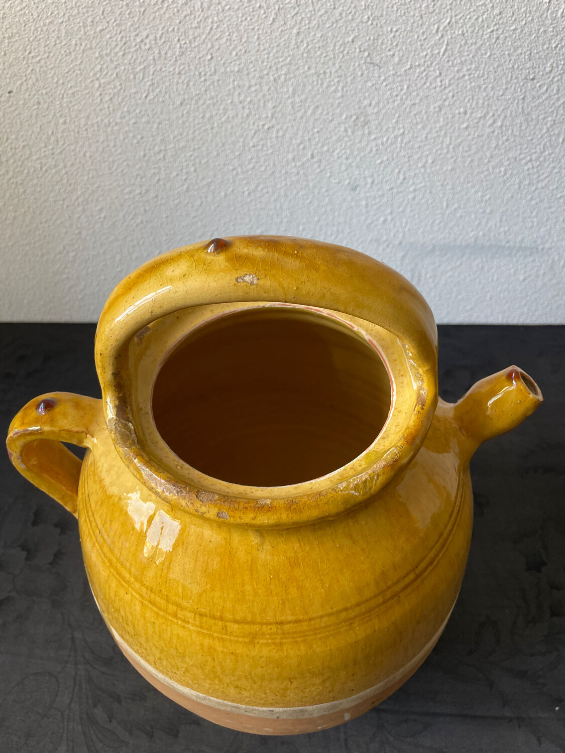 Cruche gargoulette chevrette en terre cuite vernissé jaune