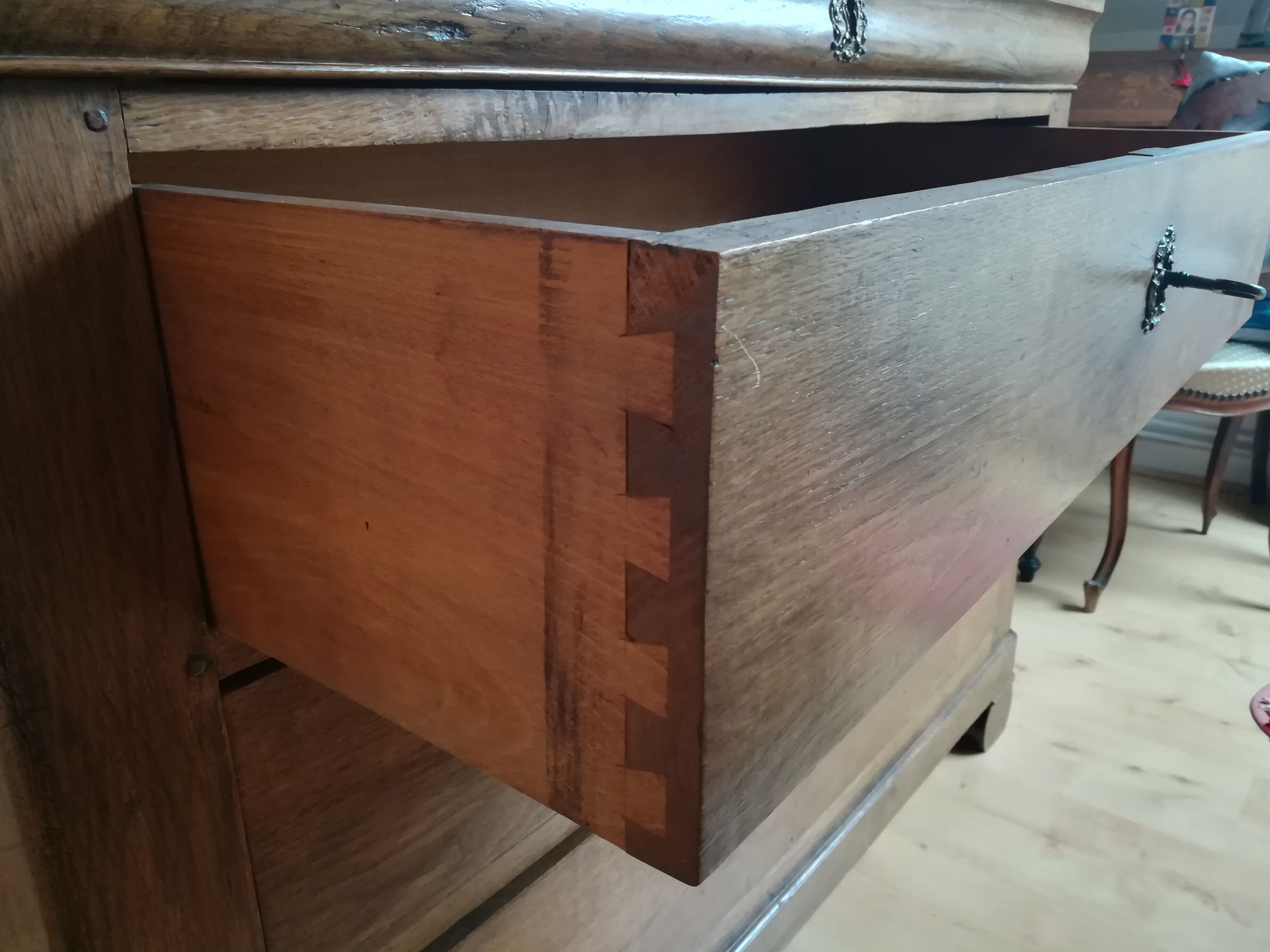 Commode en chêne blond mouluré
