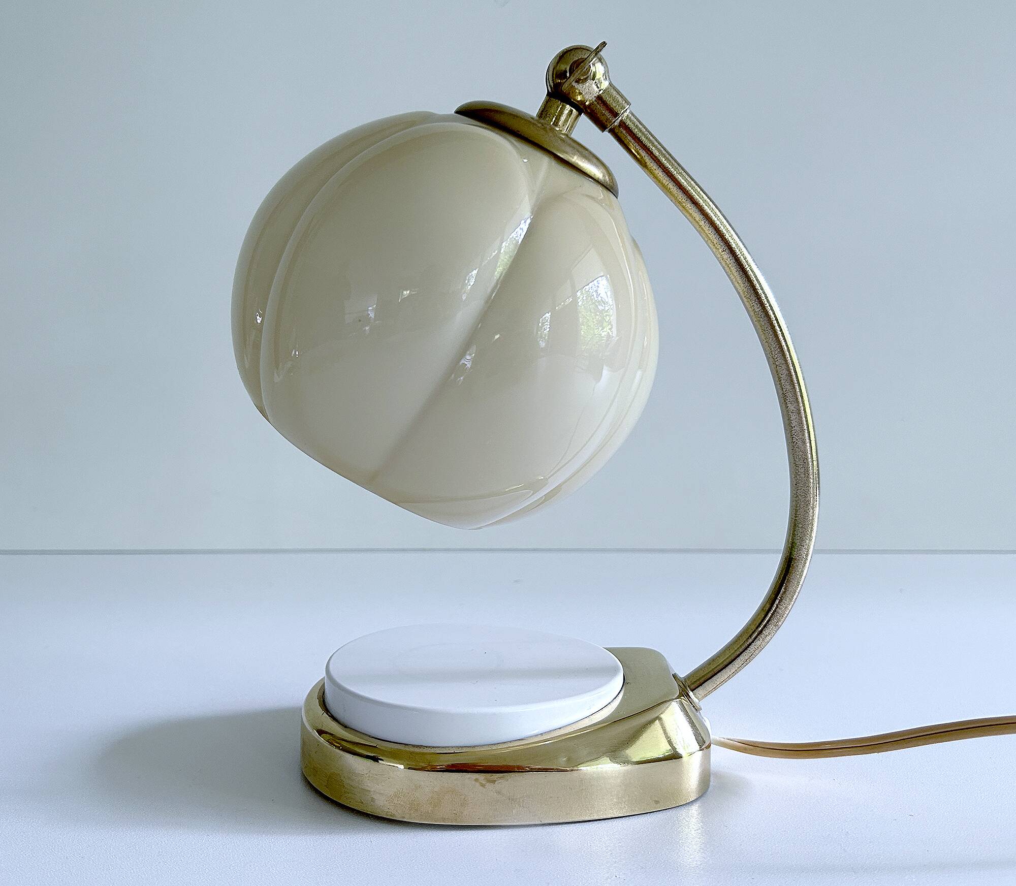 Lampe de table Art déco Bauhaus en verre et bakélite