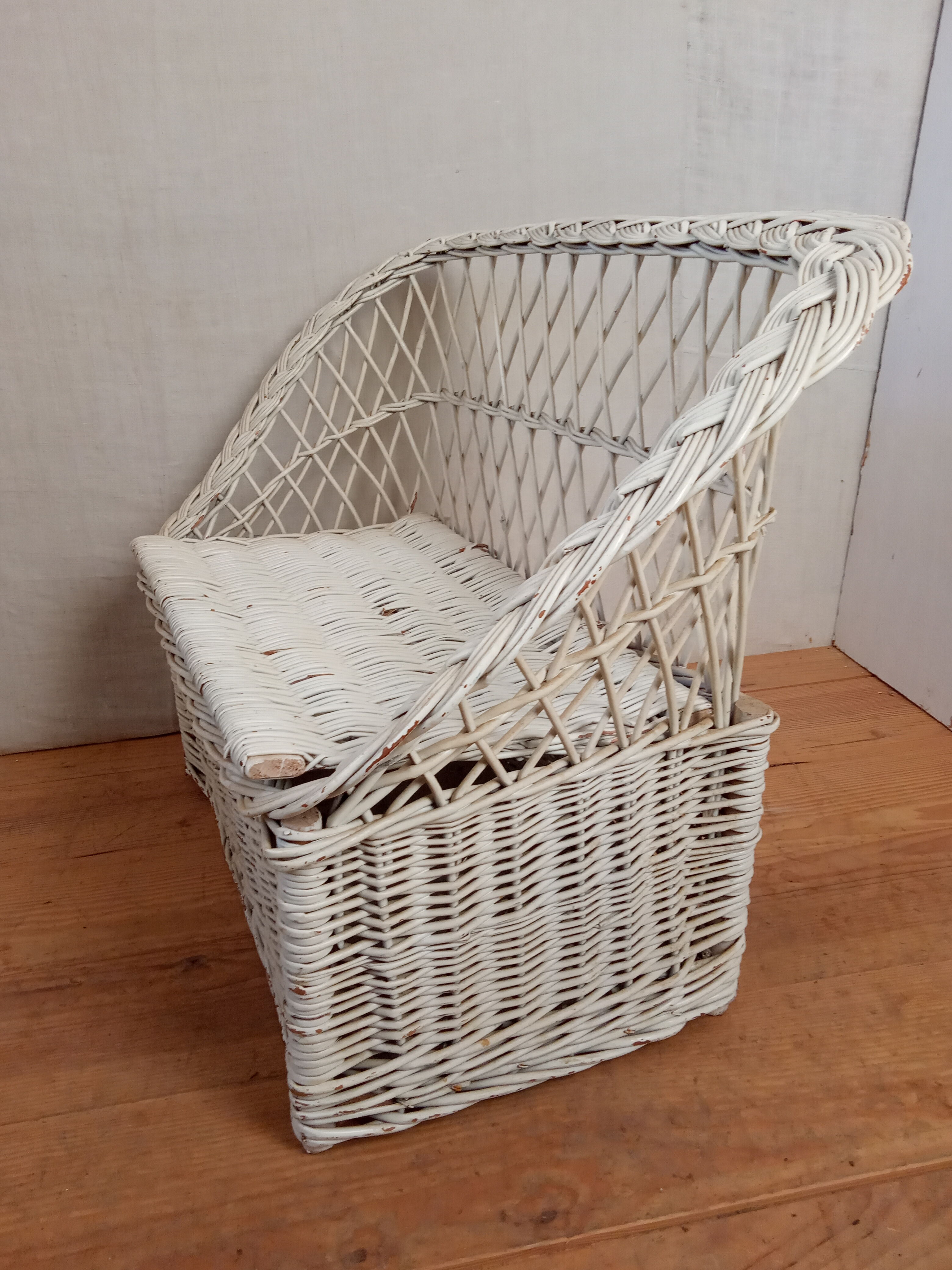 Bench rattan chest