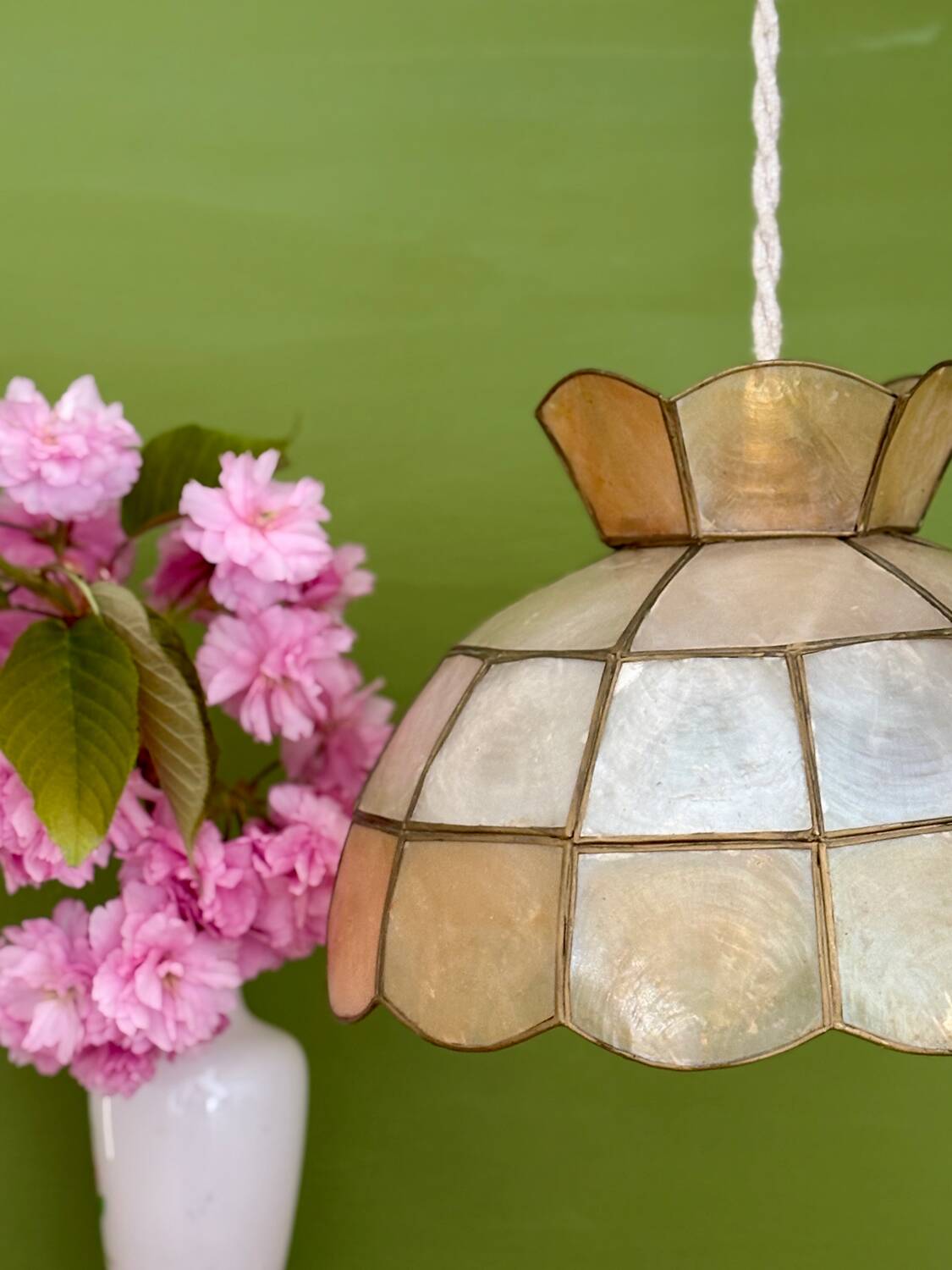 Vintage pearl pendant light