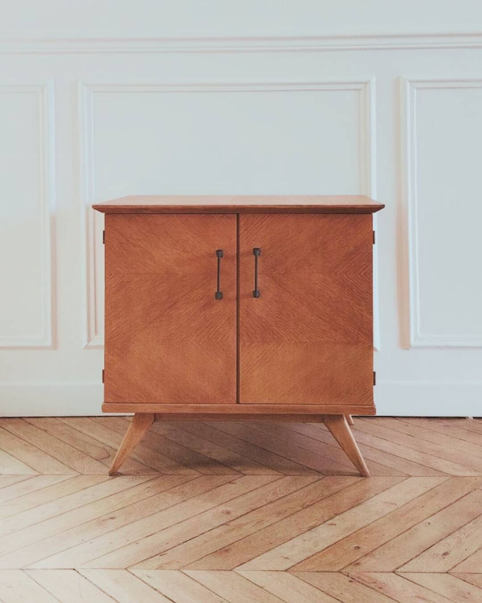Meuble à vinyles vintage rénové, années 60