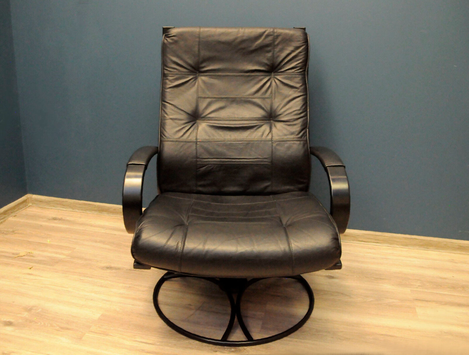 Modern armchair in black leather Gota Mobler