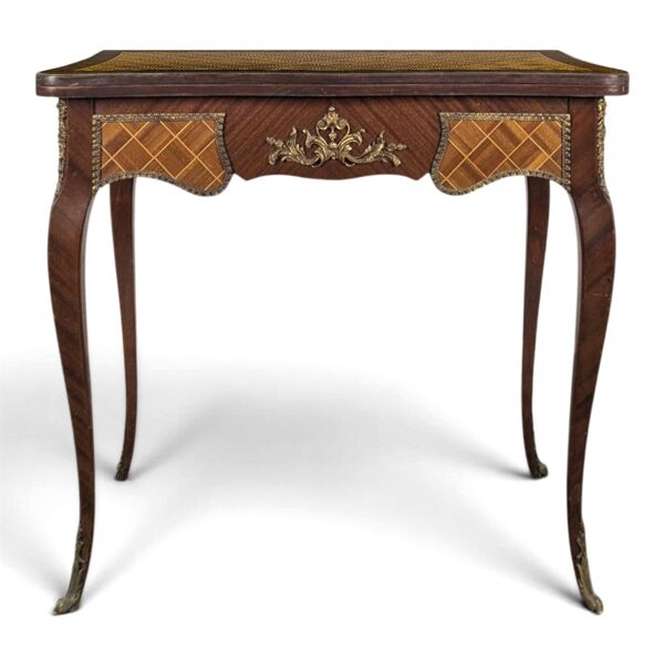 Table à jeu portefeuille de style Louis XV en marqueterie à bronzes dorés
