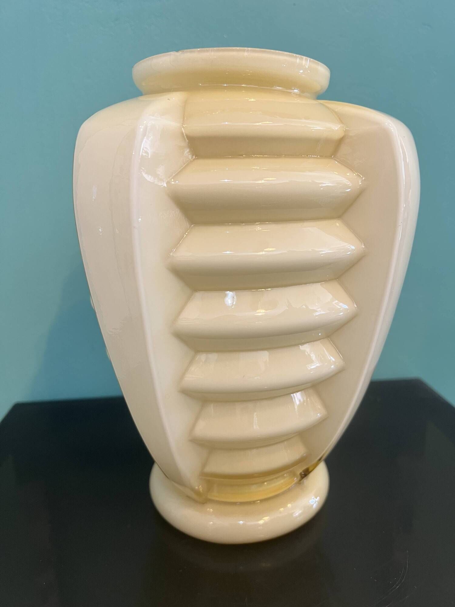 Vase "Skyscraper" Art Deco in cream / beige opaline