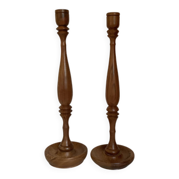 Paire de grands bougeoirs en bois