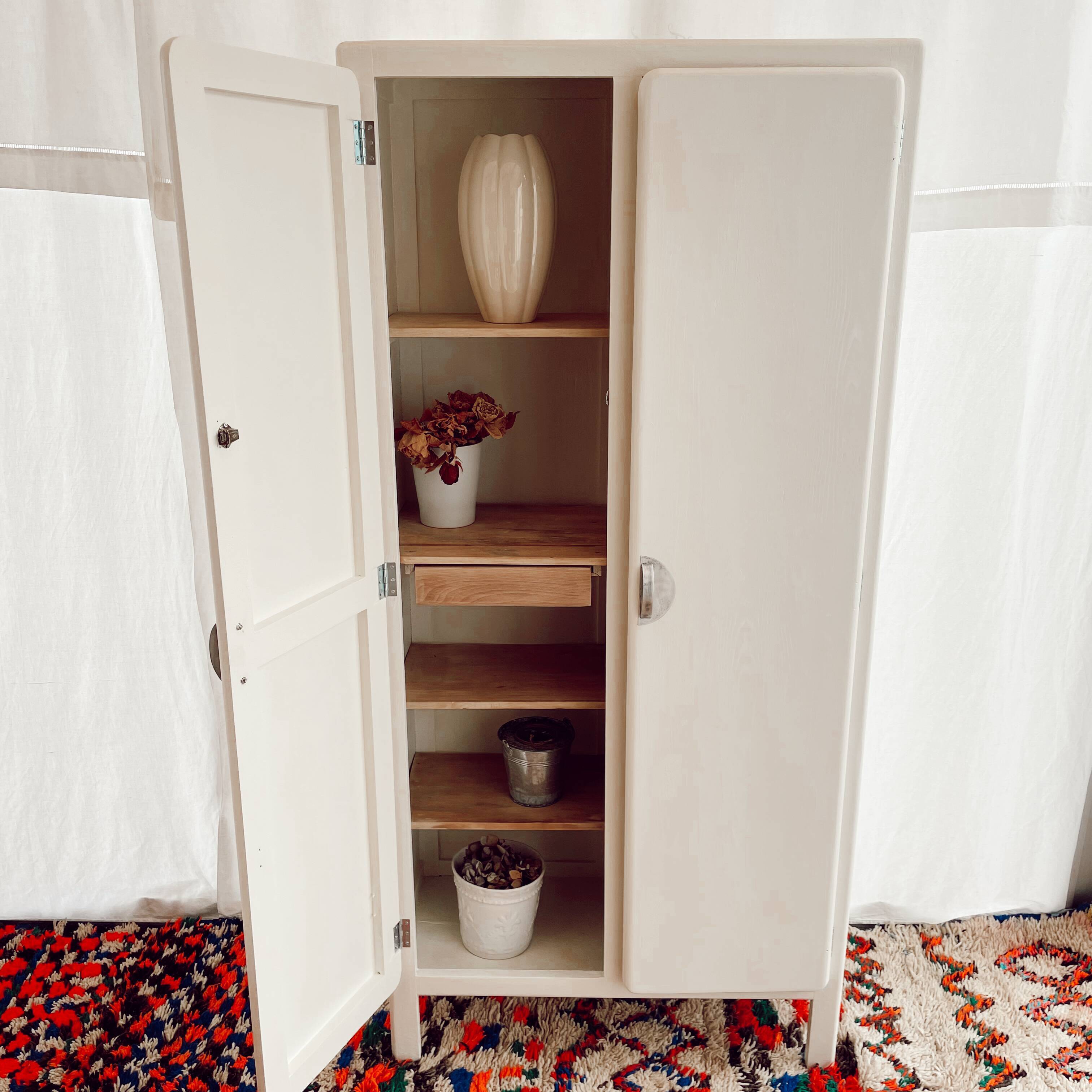 Armoire parisienne vintage
