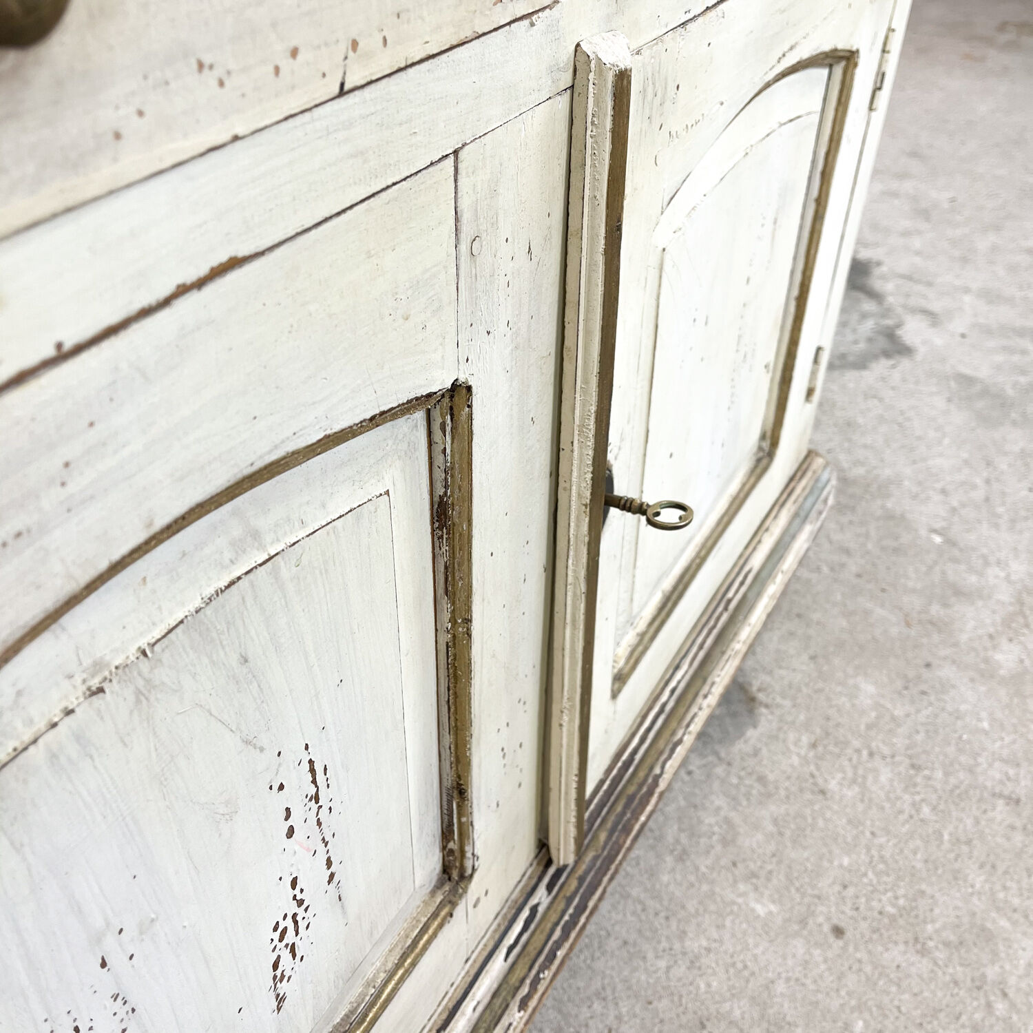 Vintage brocant White painted Kitchen display cabinet