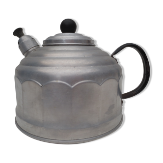 old aluminum kettle with a sufffloating system