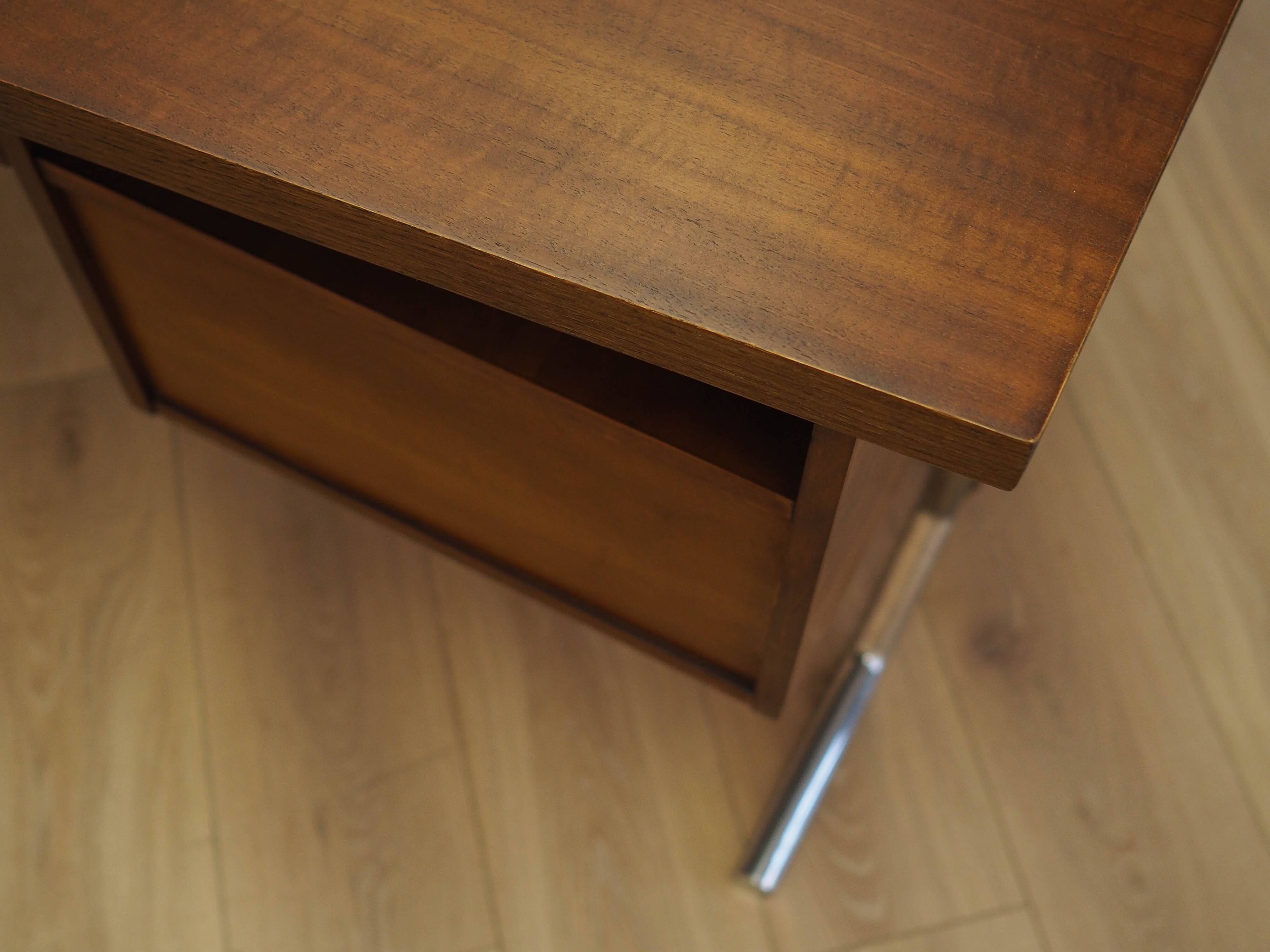Bureau en noyer, Italie années 1970