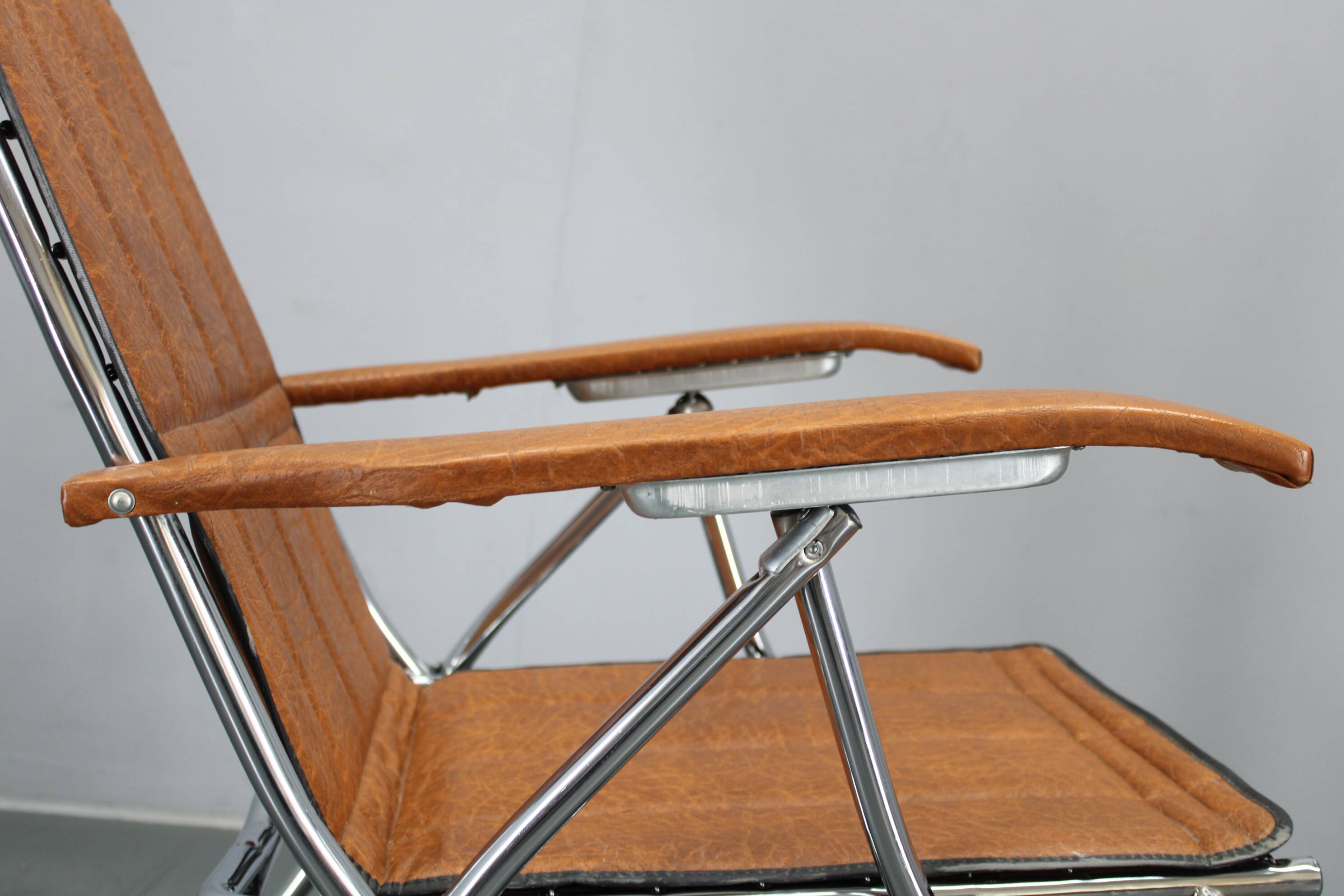 1970s Italian folding lounge chair with leatherette upholstery