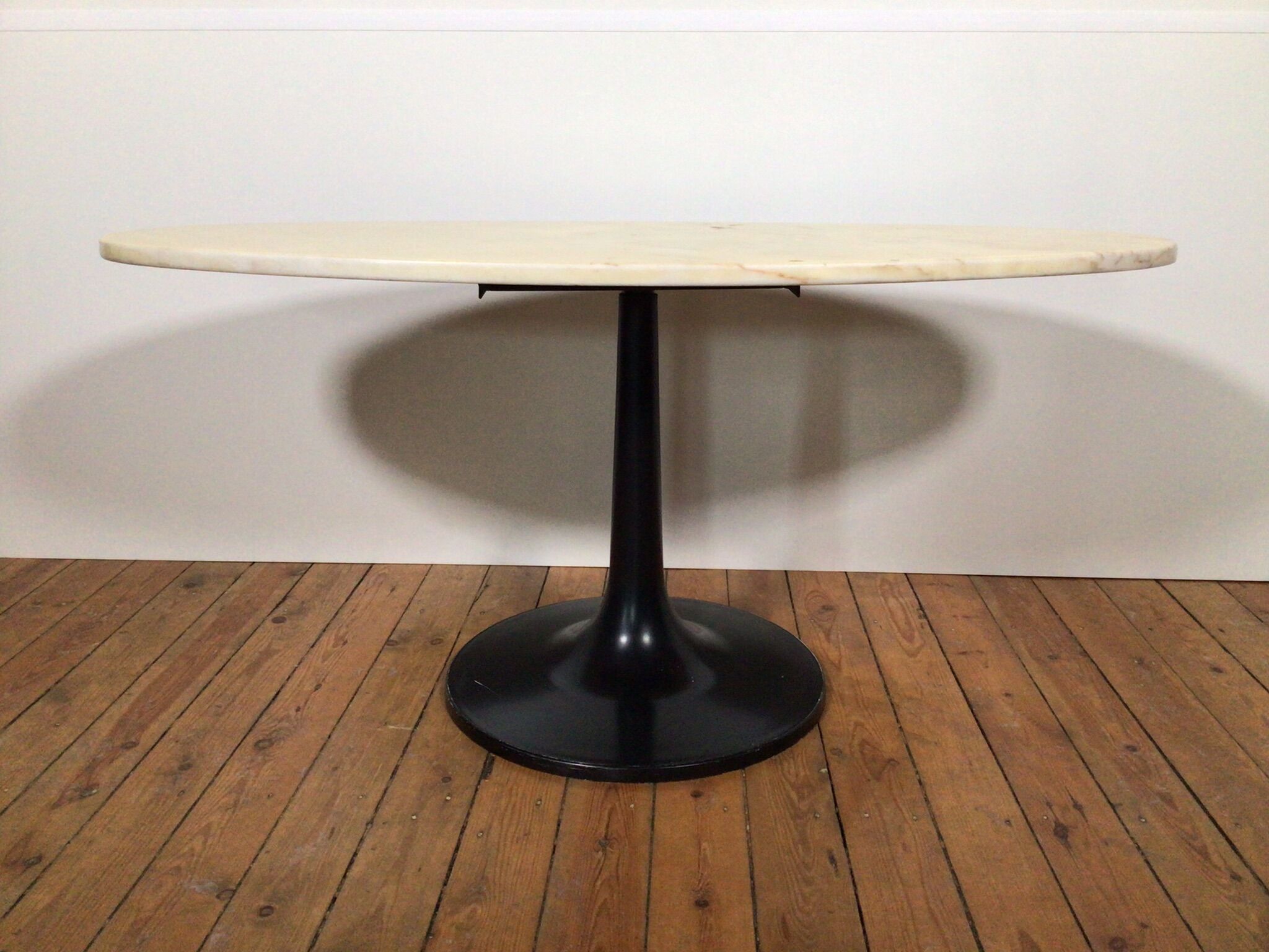 Table basse en marbre sur un socle tulipe