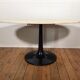 Table basse en marbre sur un socle tulipe