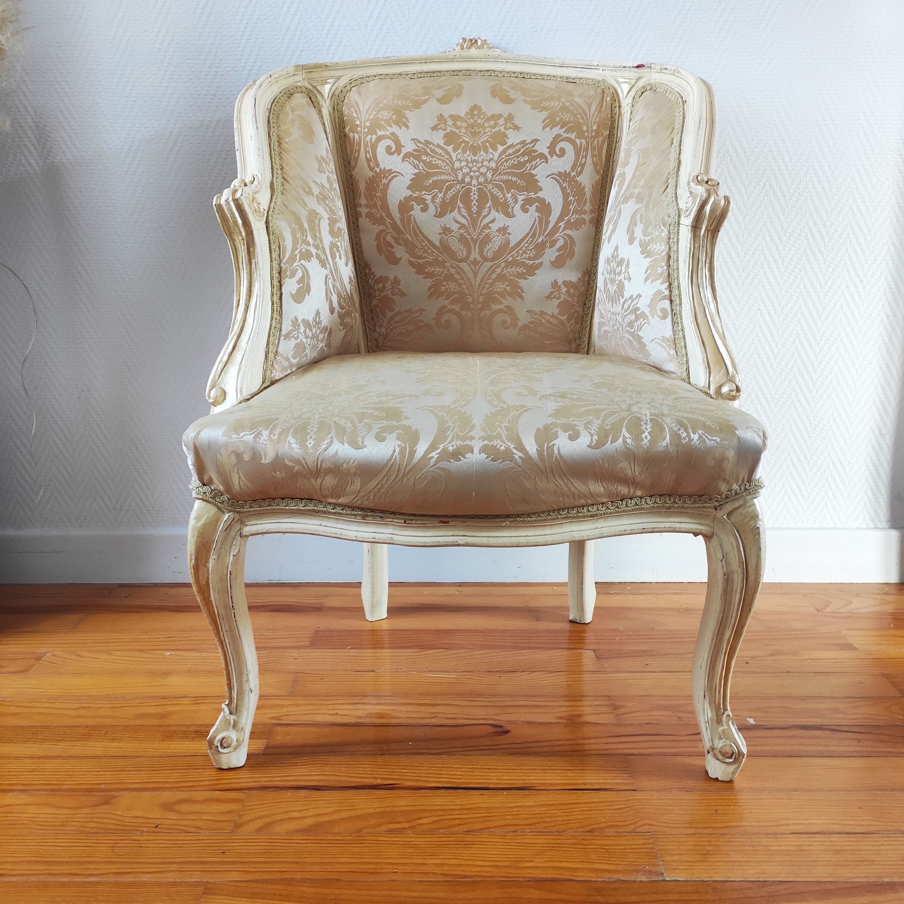 Fauteuil ancien bergère style Louis XV patiné