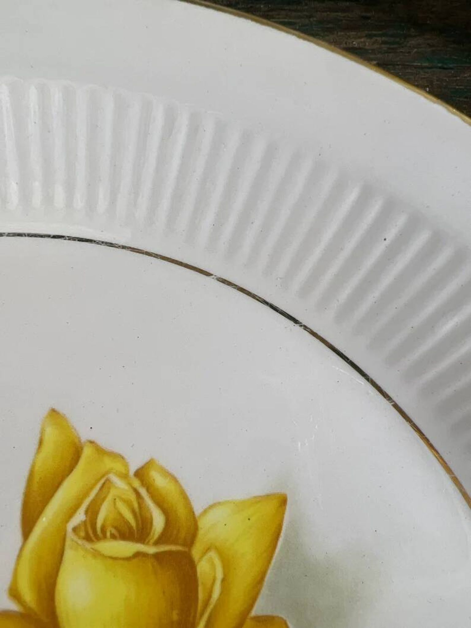 6 white flat plates pink yellow Moulin des Loups Orchies