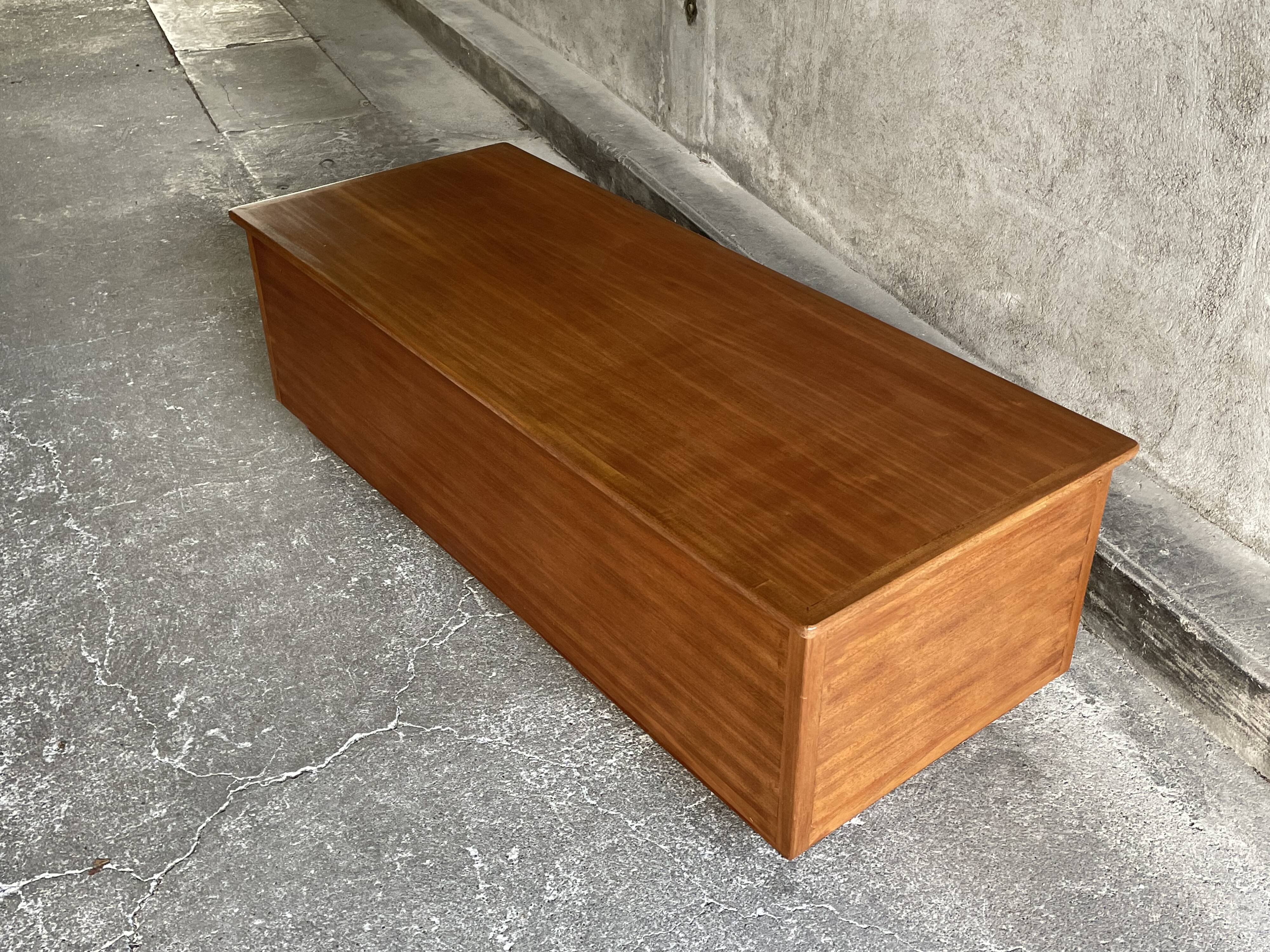Coffre en bois exotique, 1960s