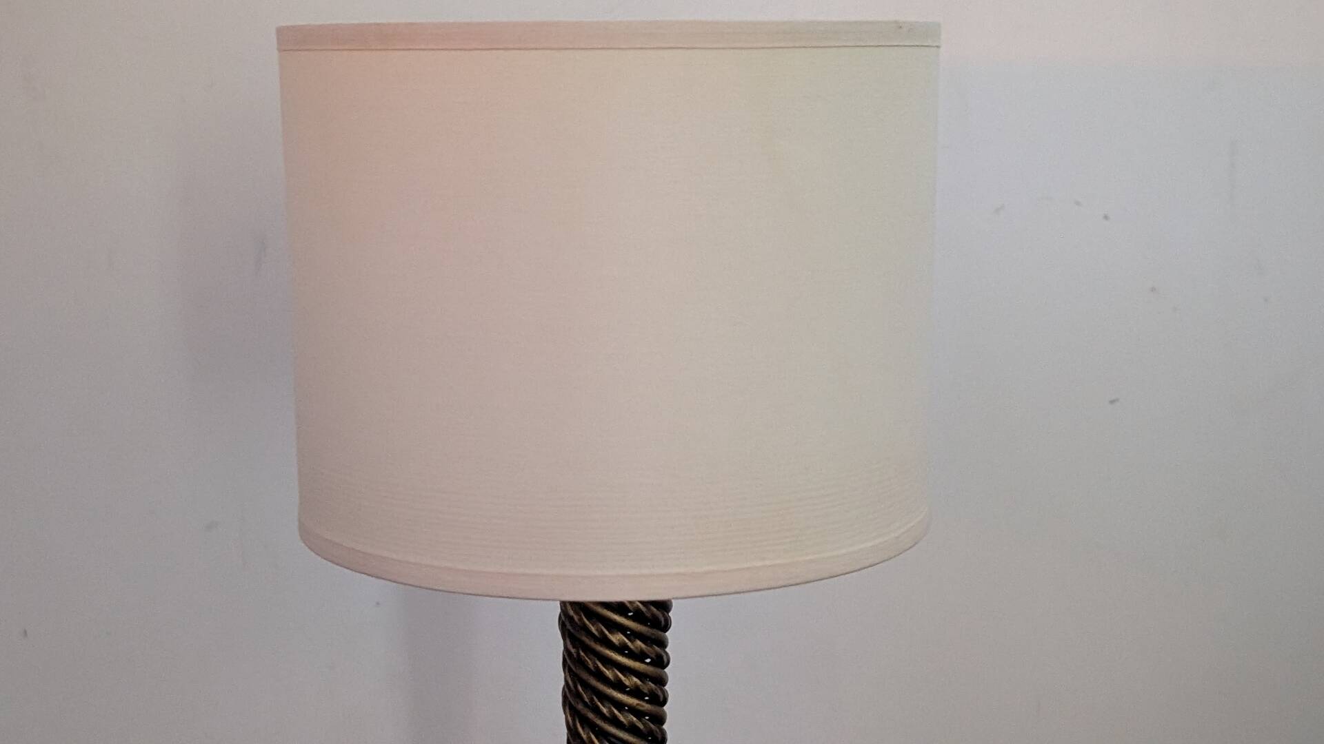 Lampe en laiton torsadé