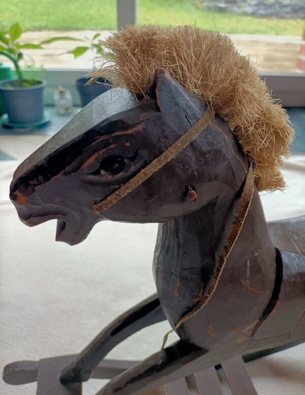 Cheval a bascule en bois rétro