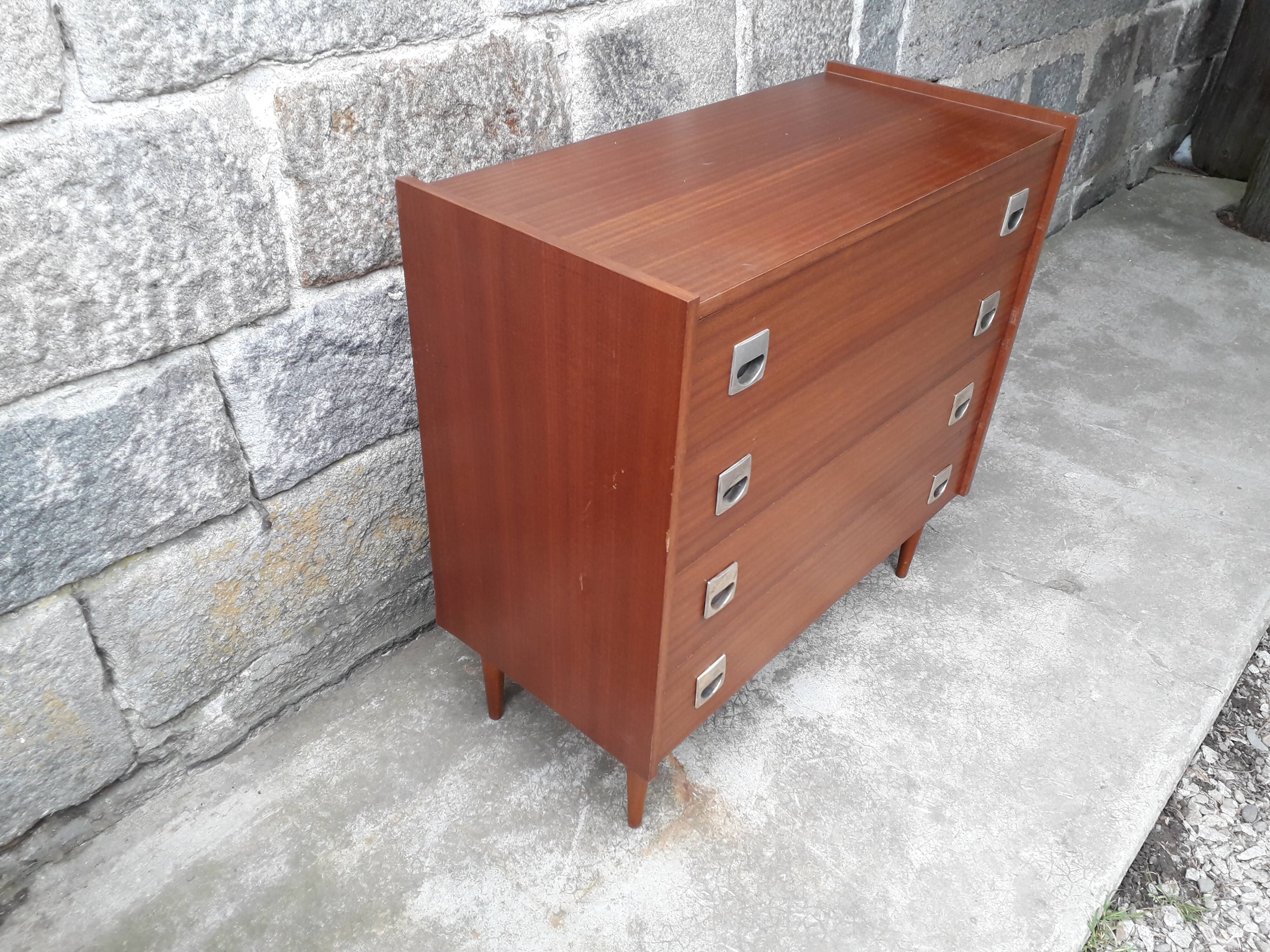 Commode vintage pieds fuseaux