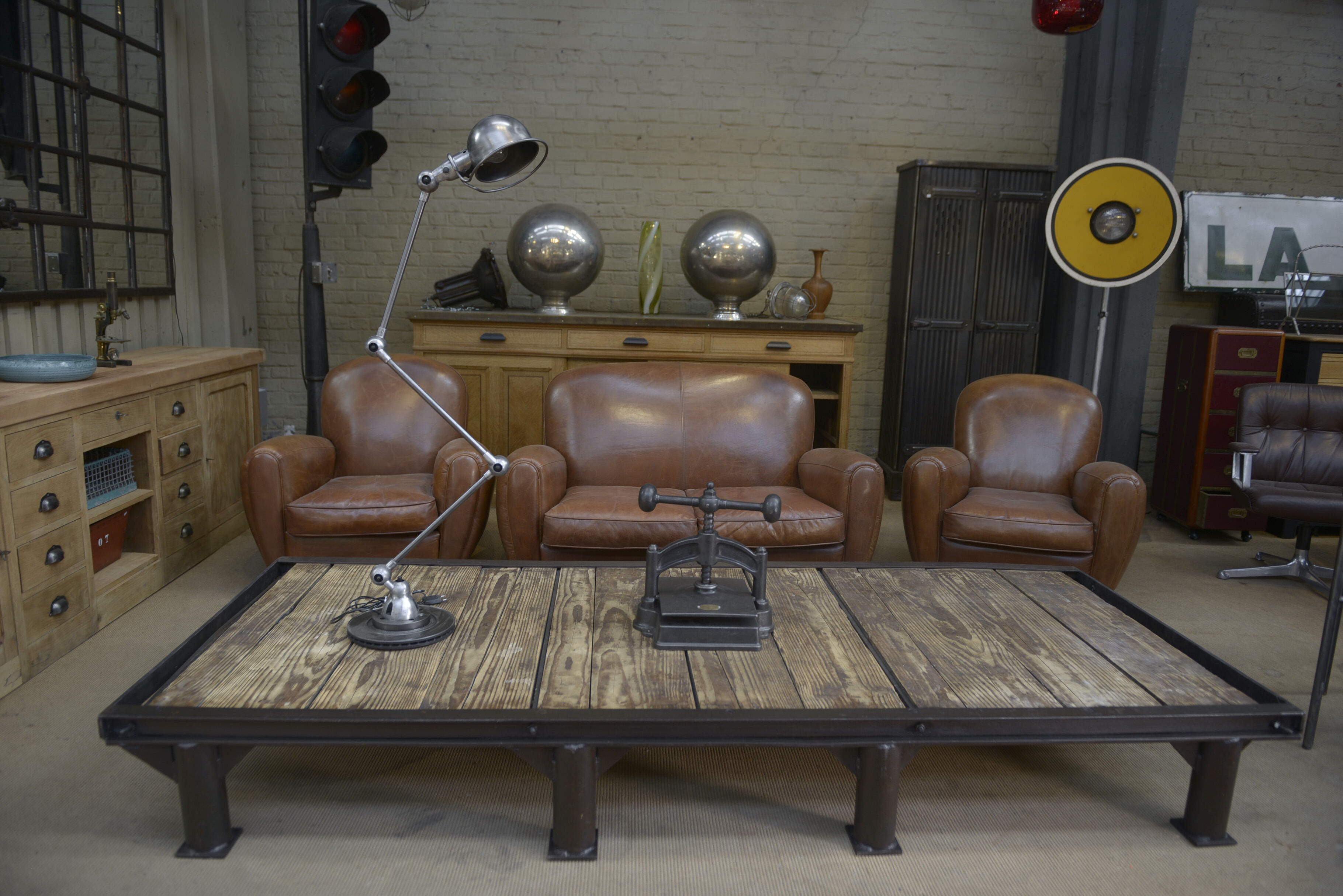 Table basse industrielle en métal et sapin 1950