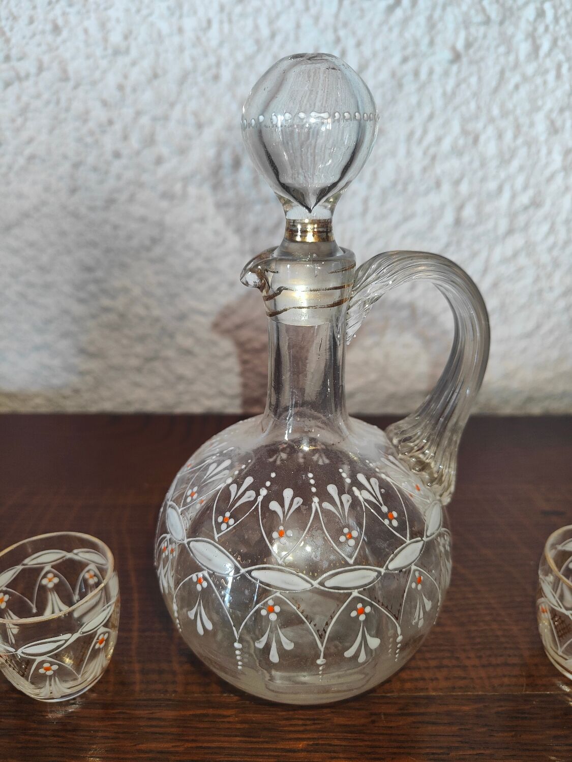 Service à liqueur en verre émaillé de blanc et de orange